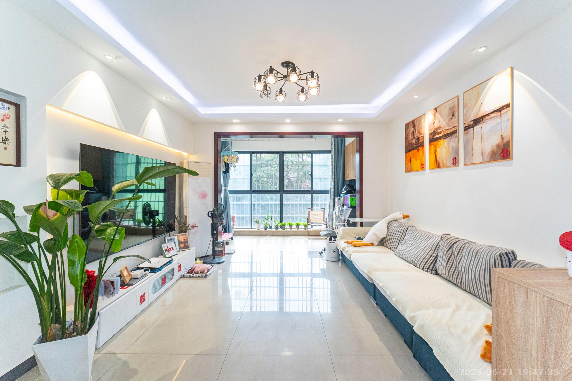 紫晶城  3室2厅2卫    76.0万 紫晶城  3室2厅2卫    76.0万客厅