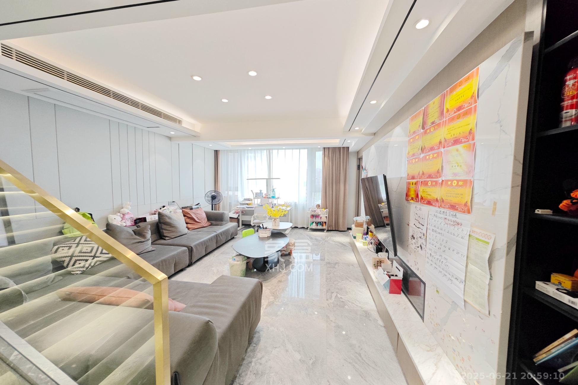 建发中央悦府  5室2厅2卫   225.00万客厅