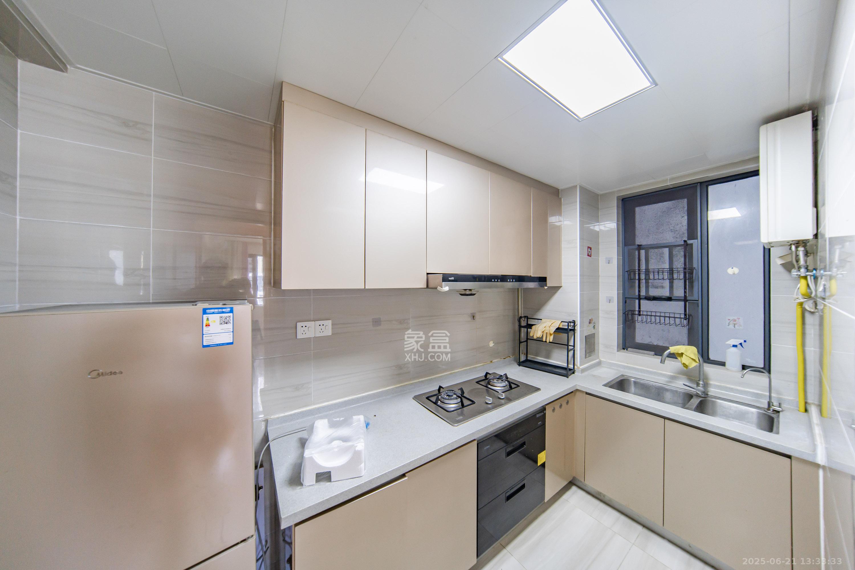 阳光100一期、四五期  3室2厅1卫    95.0万厨房