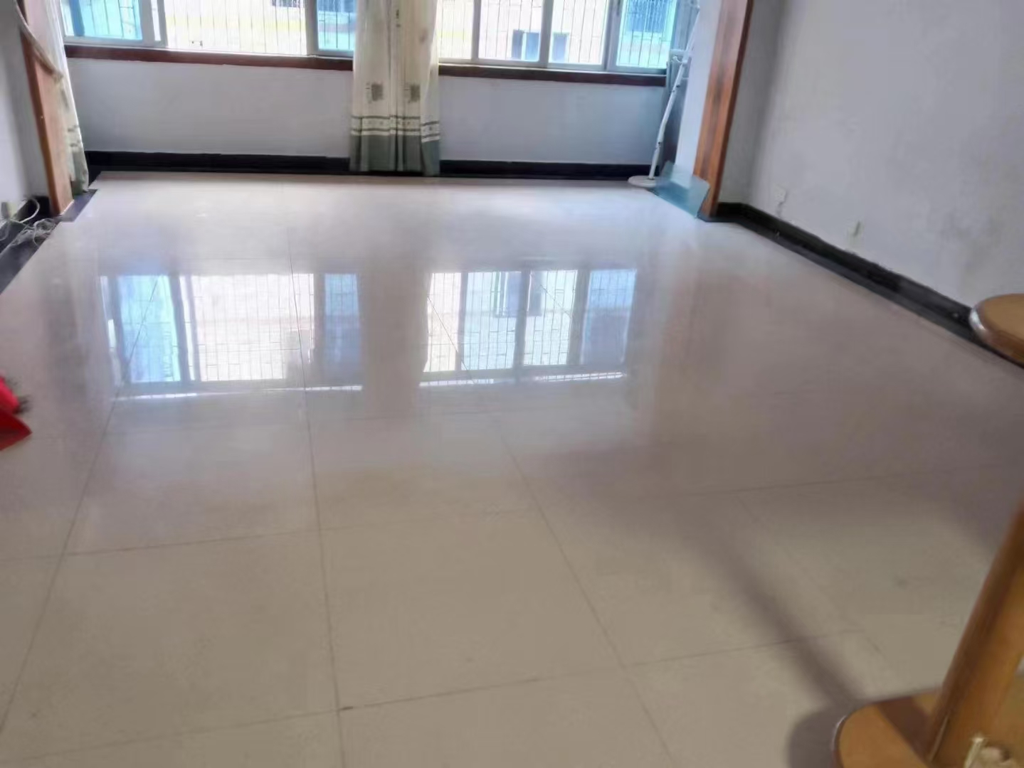 群芳花园 3室2厅2卫 2600.0元/月 群芳花园 3室2厅2卫 2600.0元/月室内图