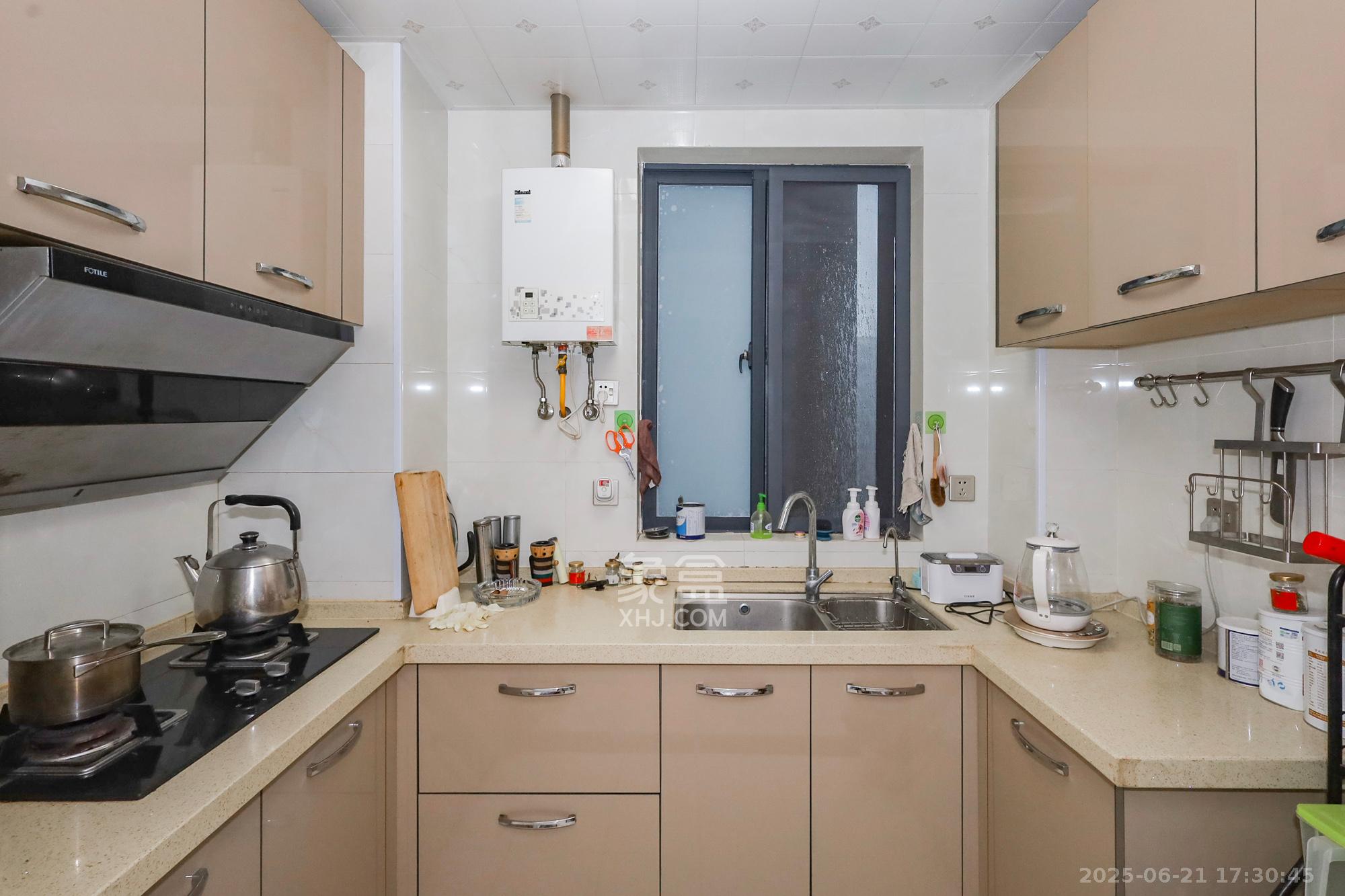 钰龙天下一期  3室1厅2卫    300.0万 钰龙天下一期  3室1厅2卫    300.0万厨房