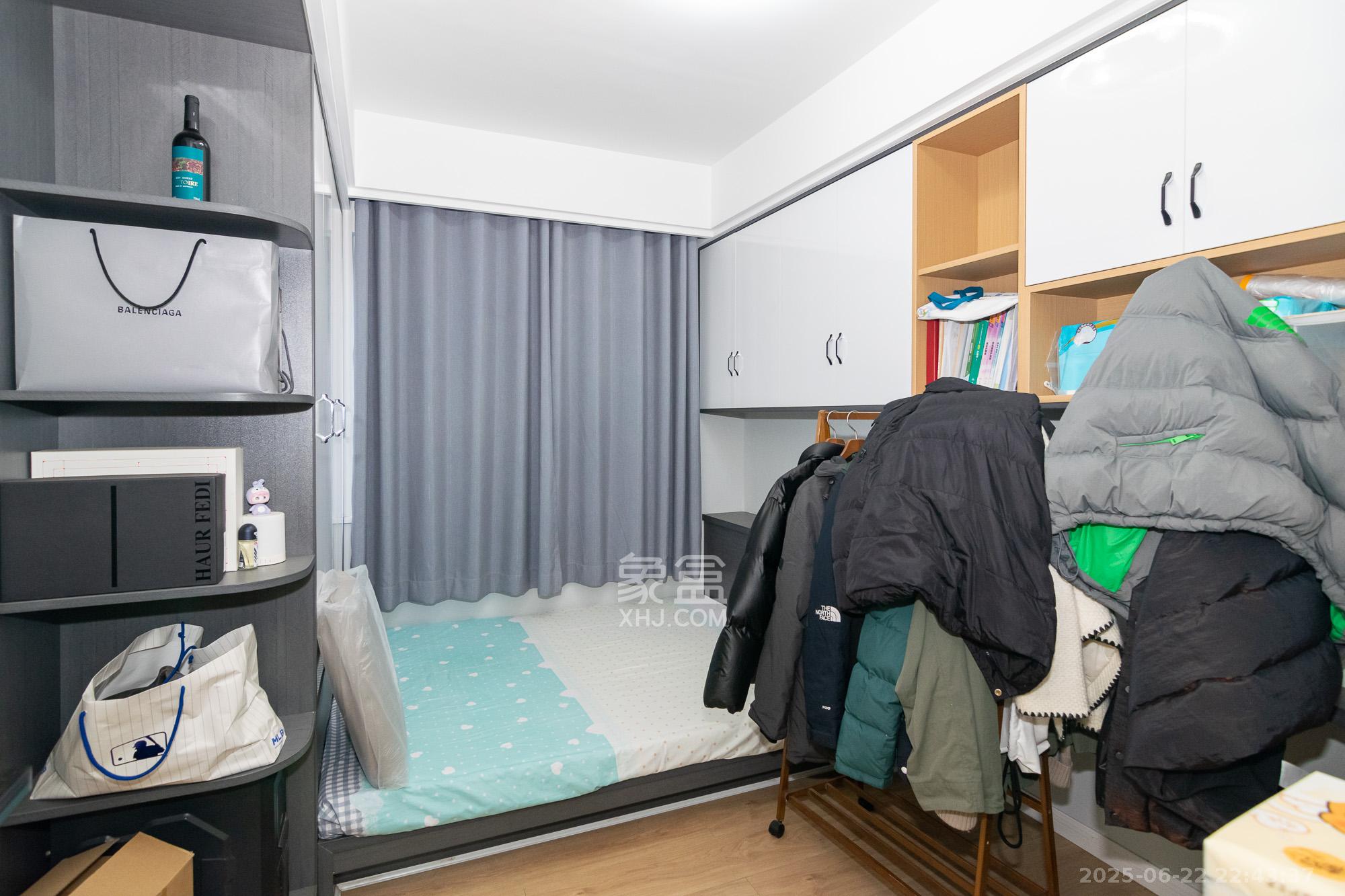 大汉公园里(大汉幸福佳园) 4室2厅2卫 78.0万 大汉公园里(大汉幸福佳园) 4室2厅2卫 78.0万卧室