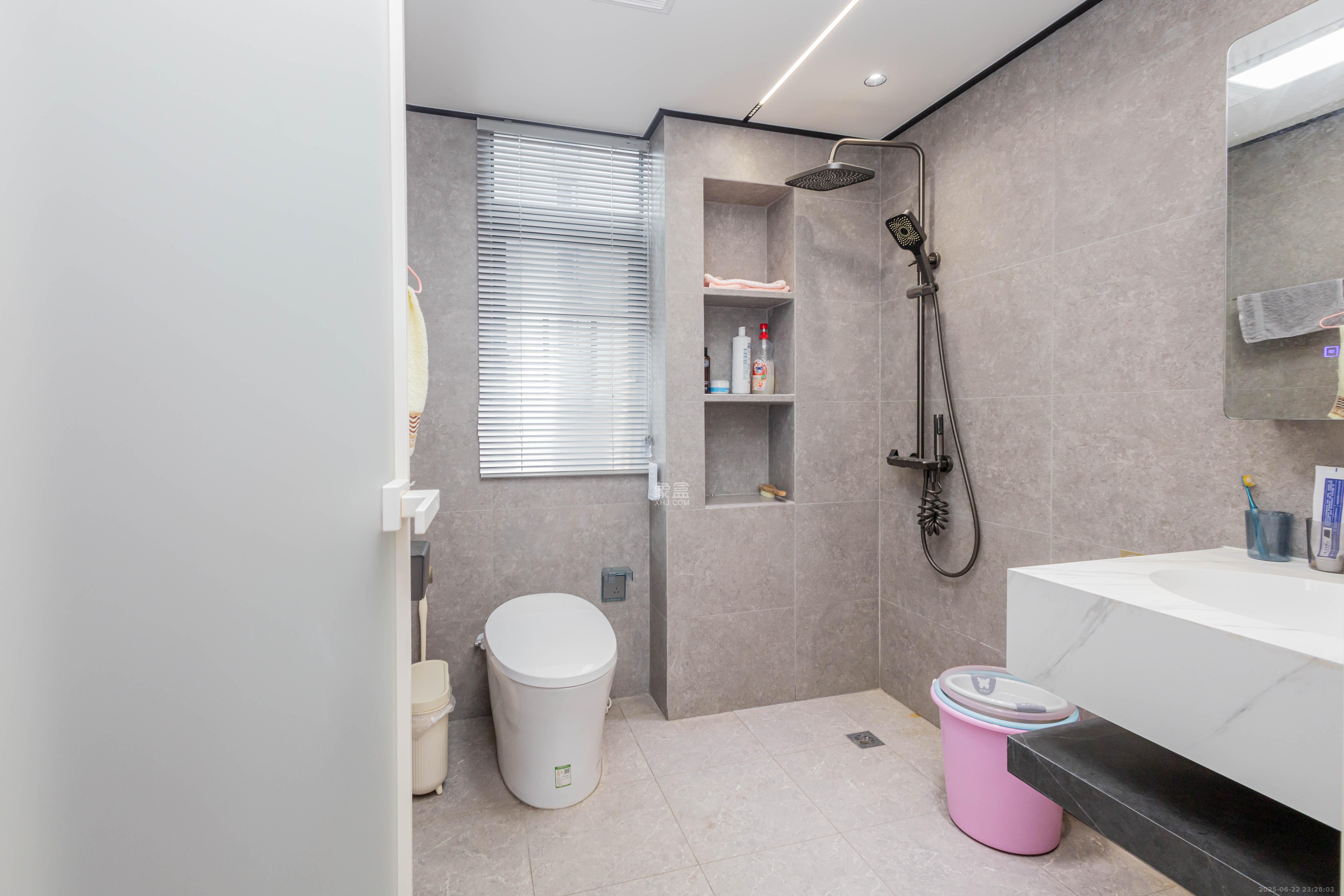 日盛湖湘花苑  3室2厅2卫    129.8万 日盛湖湘花苑  3室2厅2卫    129.8万卫生间