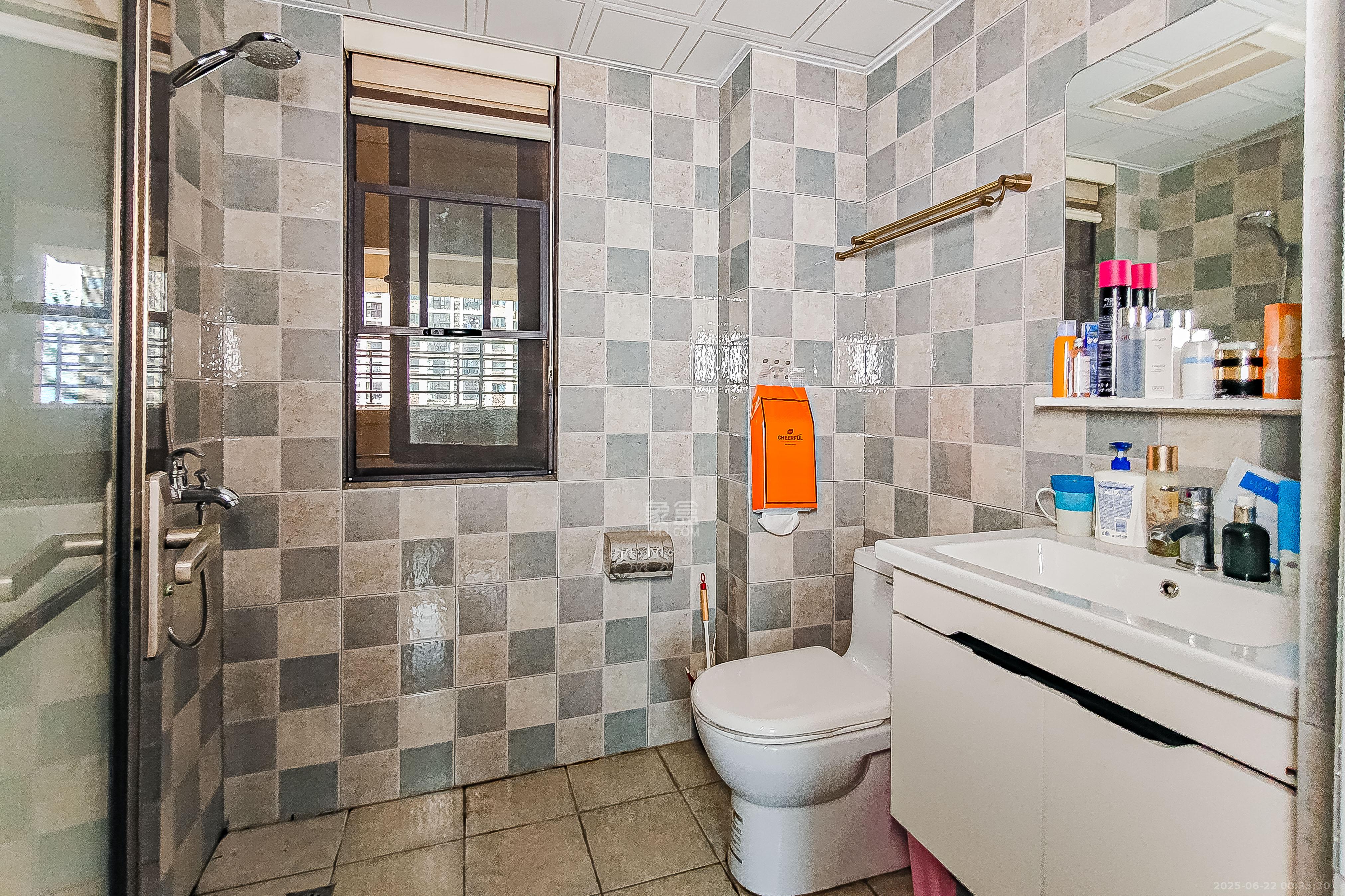 华润置地广场二期 3室2厅2卫 73.8万 华润置地广场二期 3室2厅2卫 73.8万卫生间