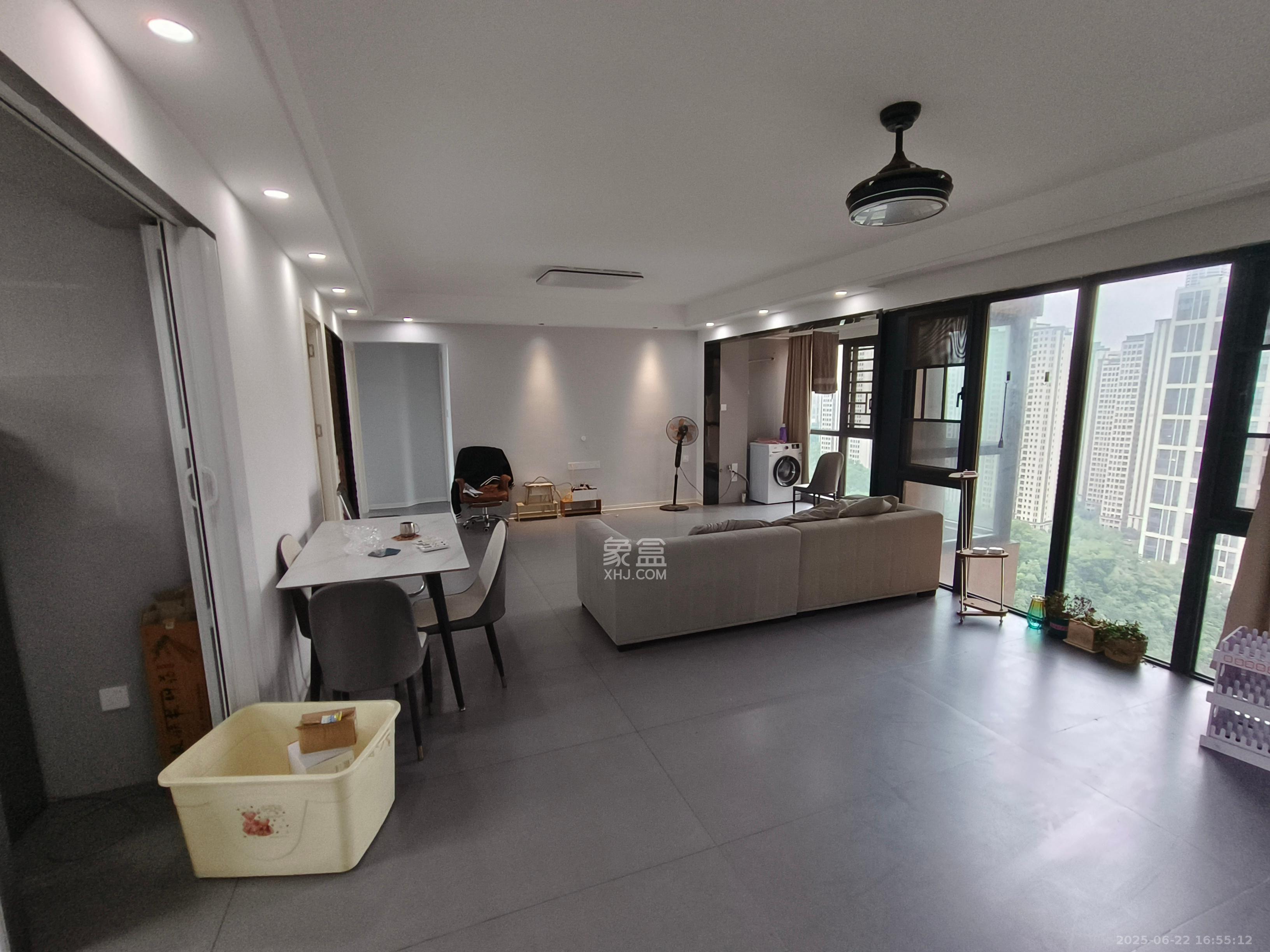 好莱城(弘德西街) 3室2厅2卫 3200.0元/月 好莱城(弘德西街) 3室2厅2卫 3200.0元/月室内图