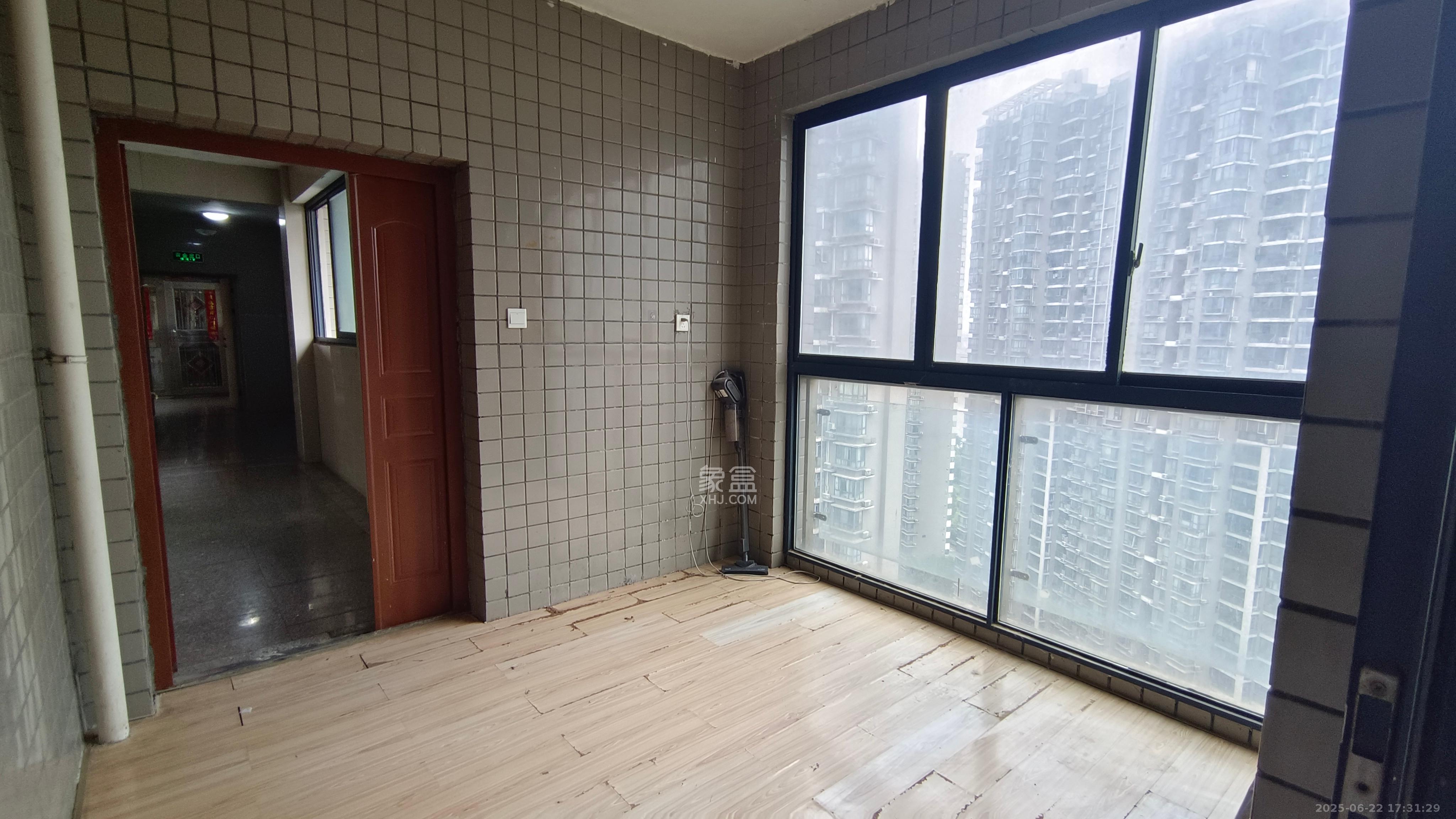 湘江世纪城映江苑 3室2厅2卫 1800.0元/月 湘江世纪城映江苑 3室2厅2卫 1800.0元/月室内图