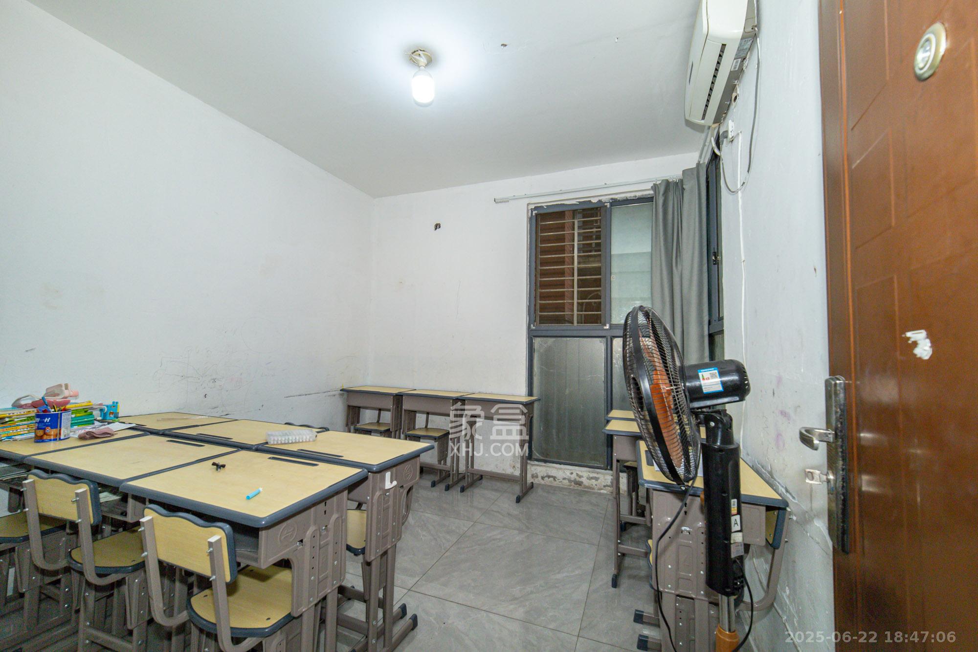 华润凤凰城二期  3室2厅2卫    66.0万卧室