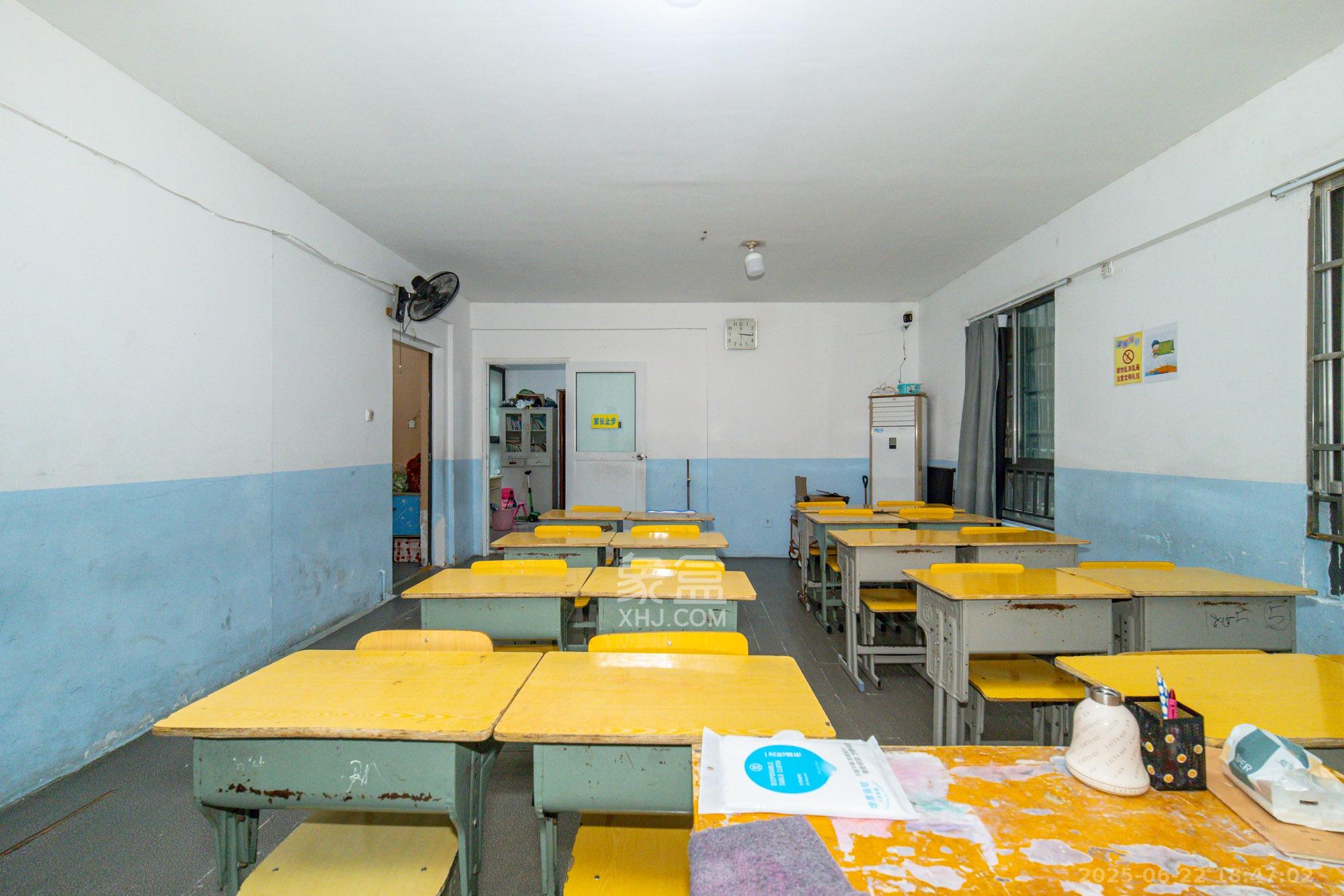 华润凤凰城二期 3室2厅2卫 66.0万 华润凤凰城二期 3室2厅2卫 66.0万客厅