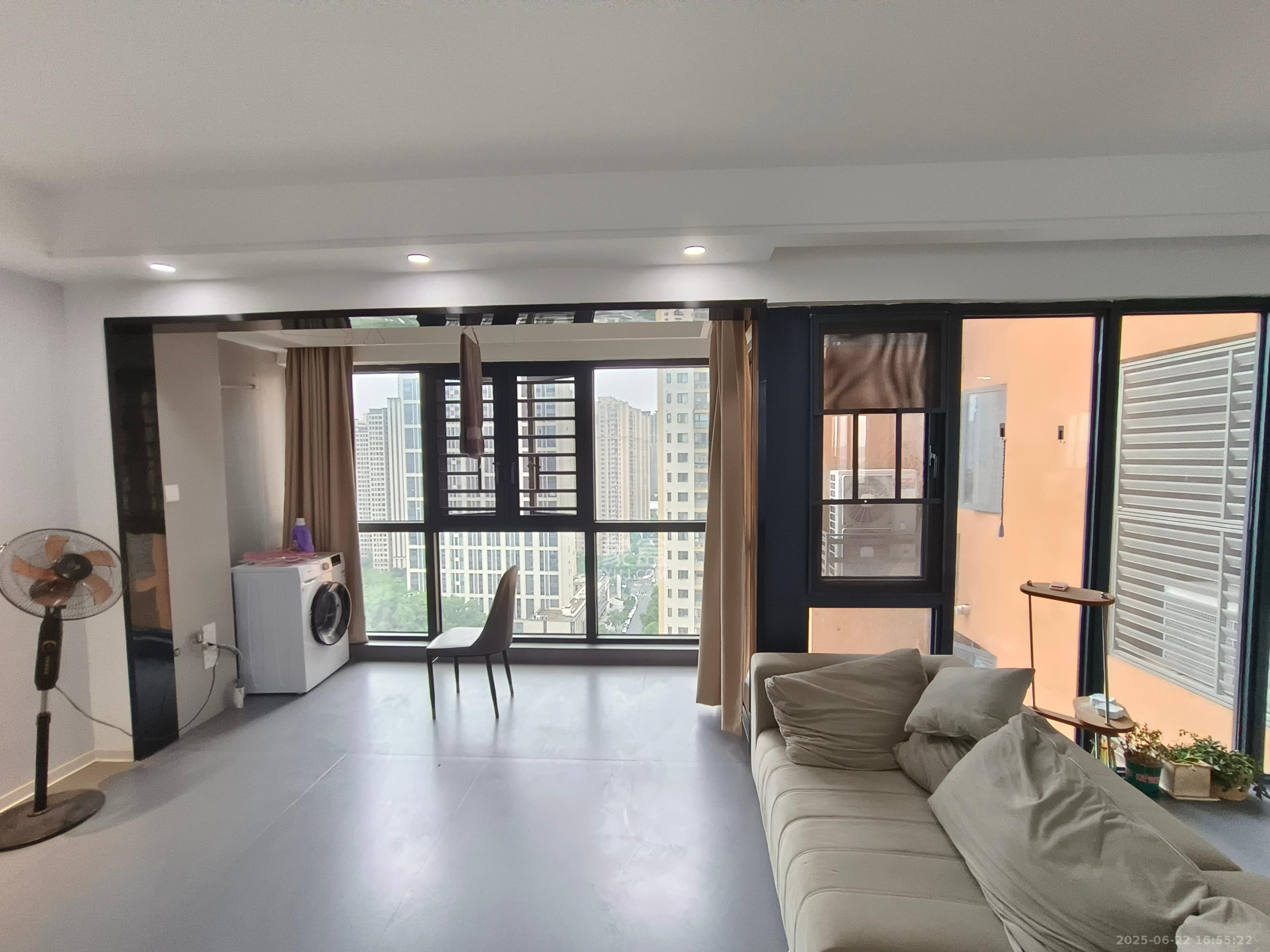 好莱城(弘德西街) 3室2厅2卫 3200.0元/月 好莱城(弘德西街) 3室2厅2卫 3200.0元/月室内图