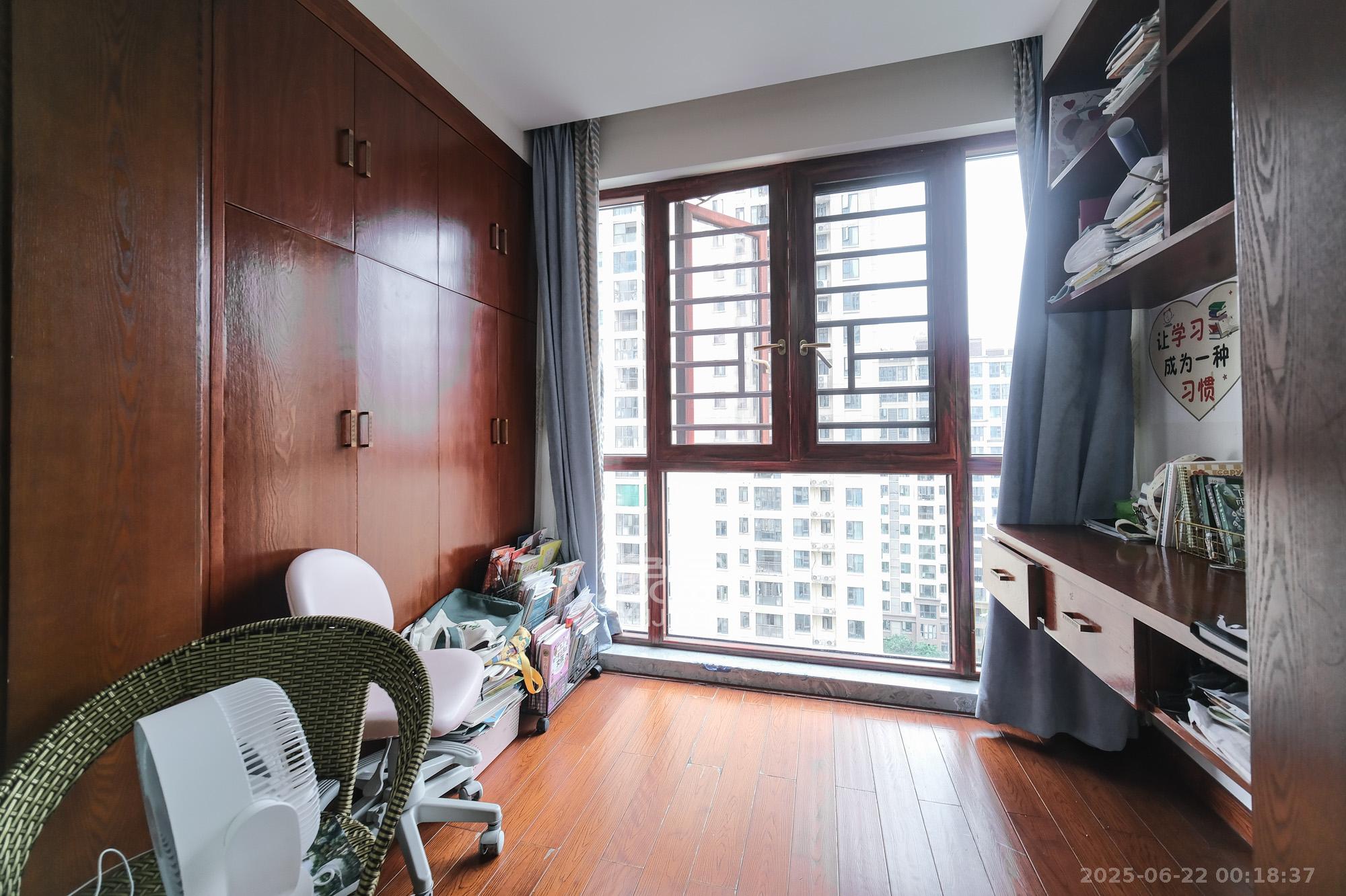 星雅美辰 4室2厅2卫 125.0万 星雅美辰 4室2厅2卫 125.0万阳台