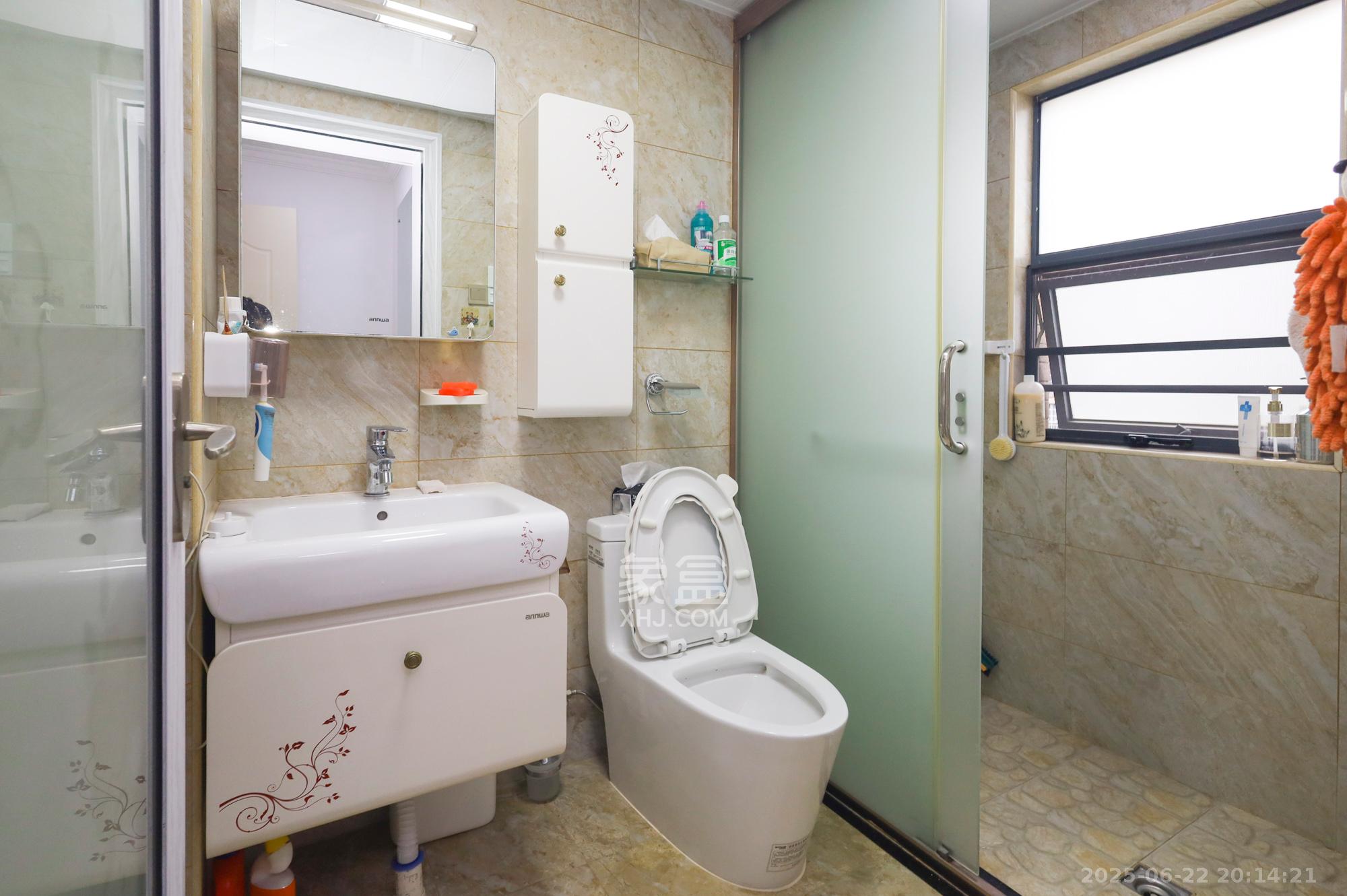 秀峰景园(领秀峰) 3室2厅2卫 90.0万 秀峰景园(领秀峰) 3室2厅2卫 90.0万卫生间