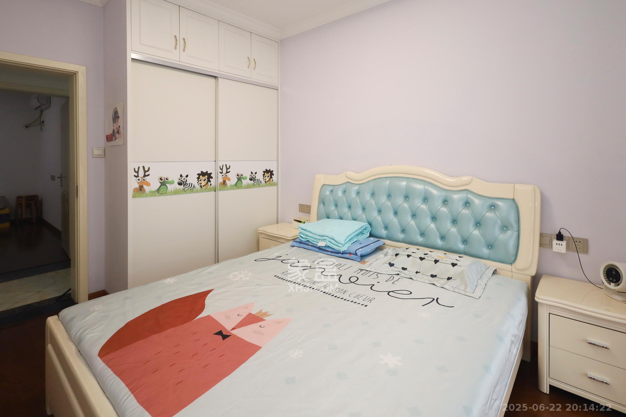 秀峰景园(领秀峰) 3室2厅2卫 90.0万 秀峰景园(领秀峰) 3室2厅2卫 90.0万卧室