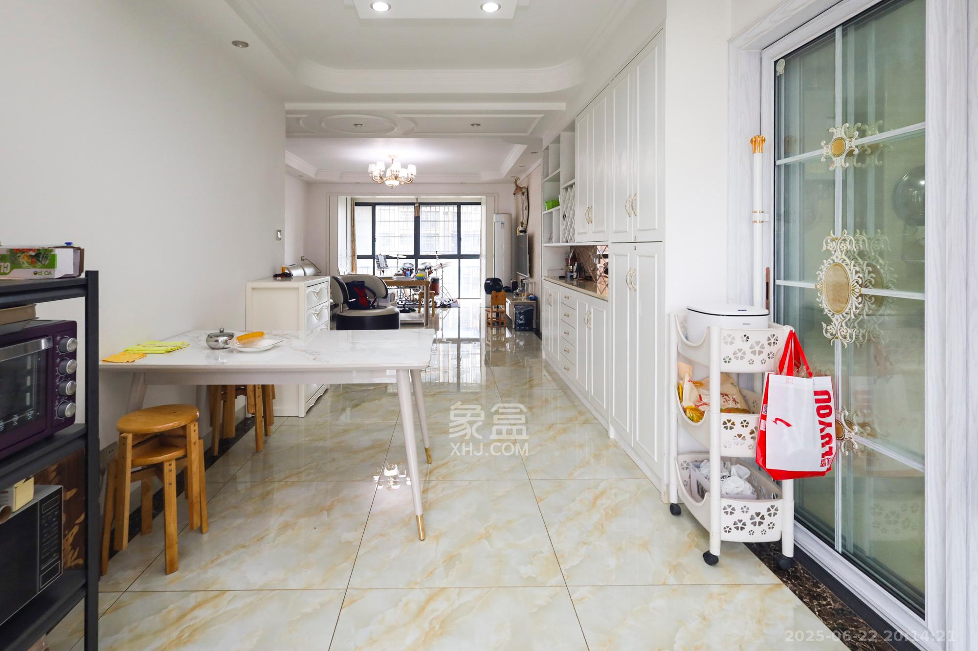 秀峰景园(领秀峰) 3室2厅2卫 90.0万 秀峰景园(领秀峰) 3室2厅2卫 90.0万客厅