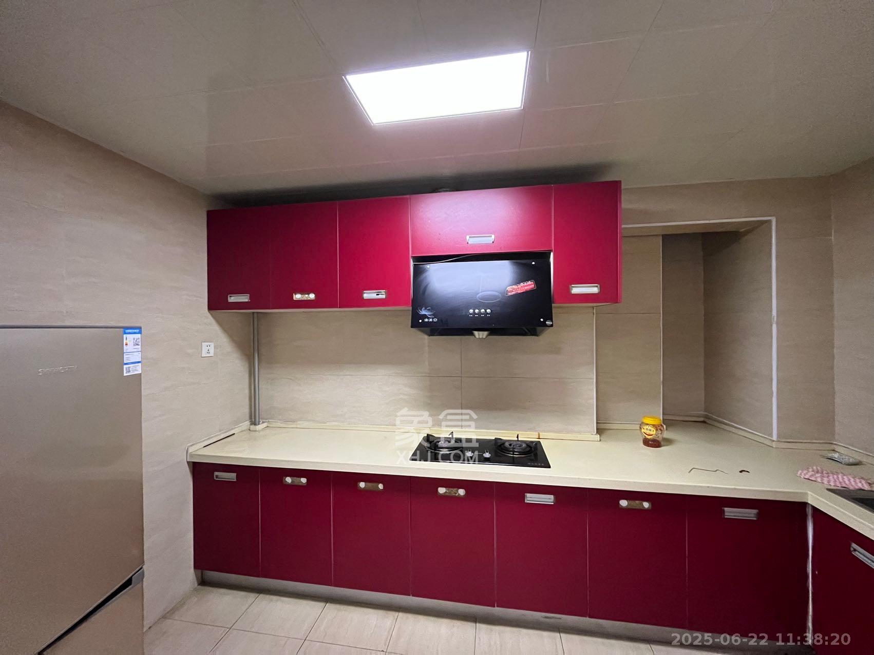 金色溪泉湾 3室2厅2卫 2700.0元/月 金色溪泉湾 3室2厅2卫 2700.0元/月室内图