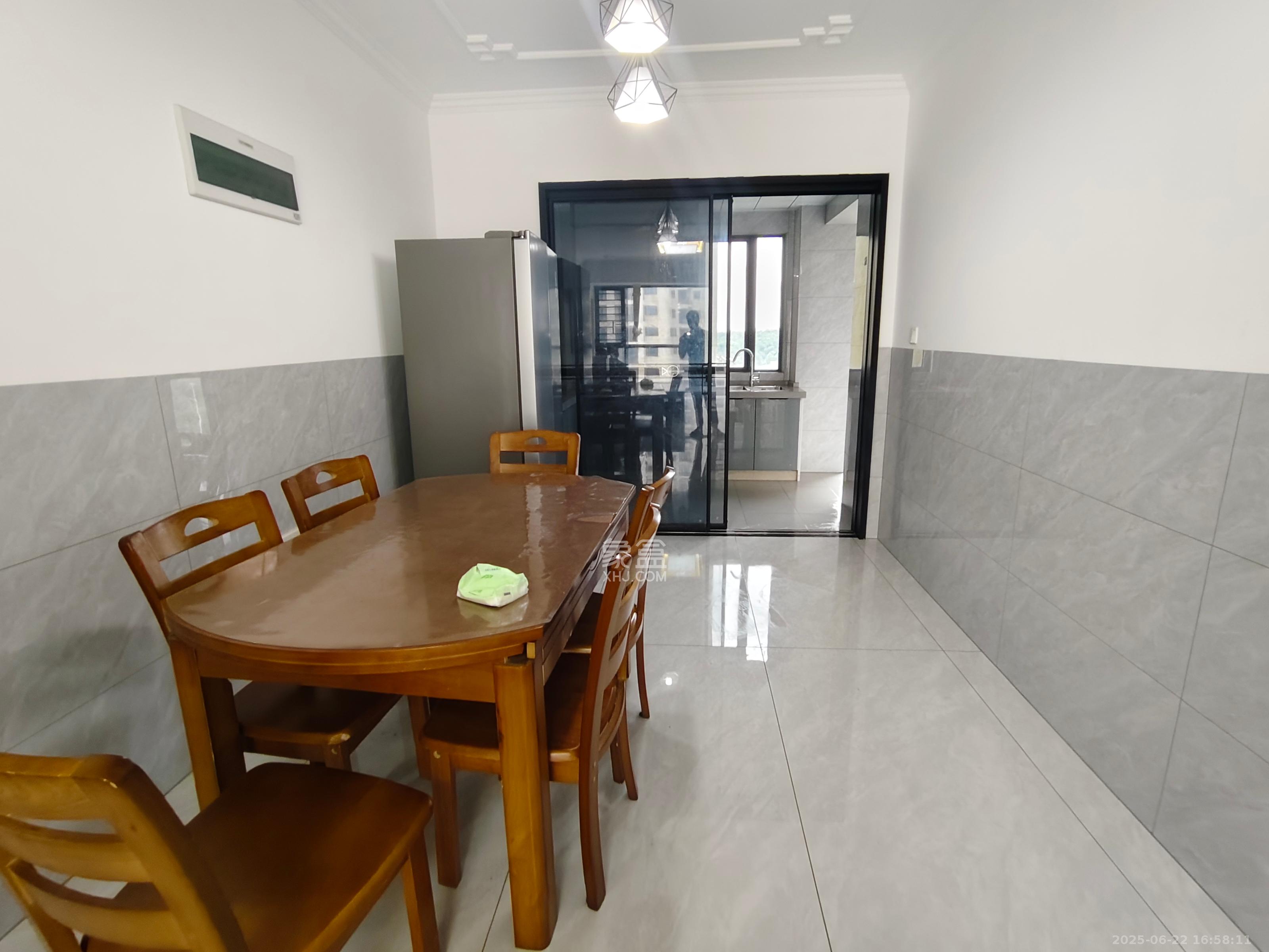 智达佳园  3室2厅2卫    2000.0元/月室内图