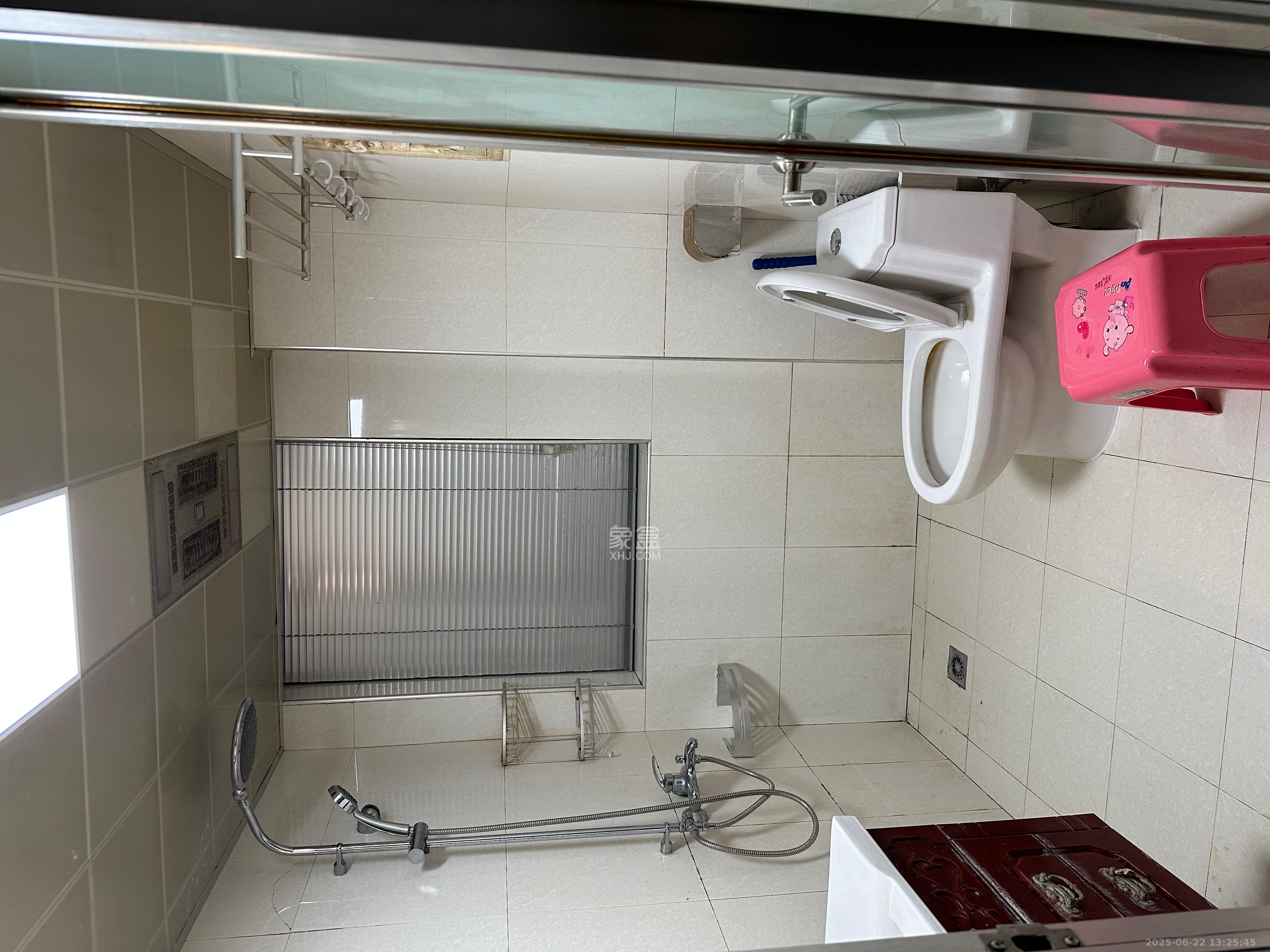 蝴蝶谷 1室2厅1卫 1600.0元/月 蝴蝶谷 1室2厅1卫 1600.0元/月室内图