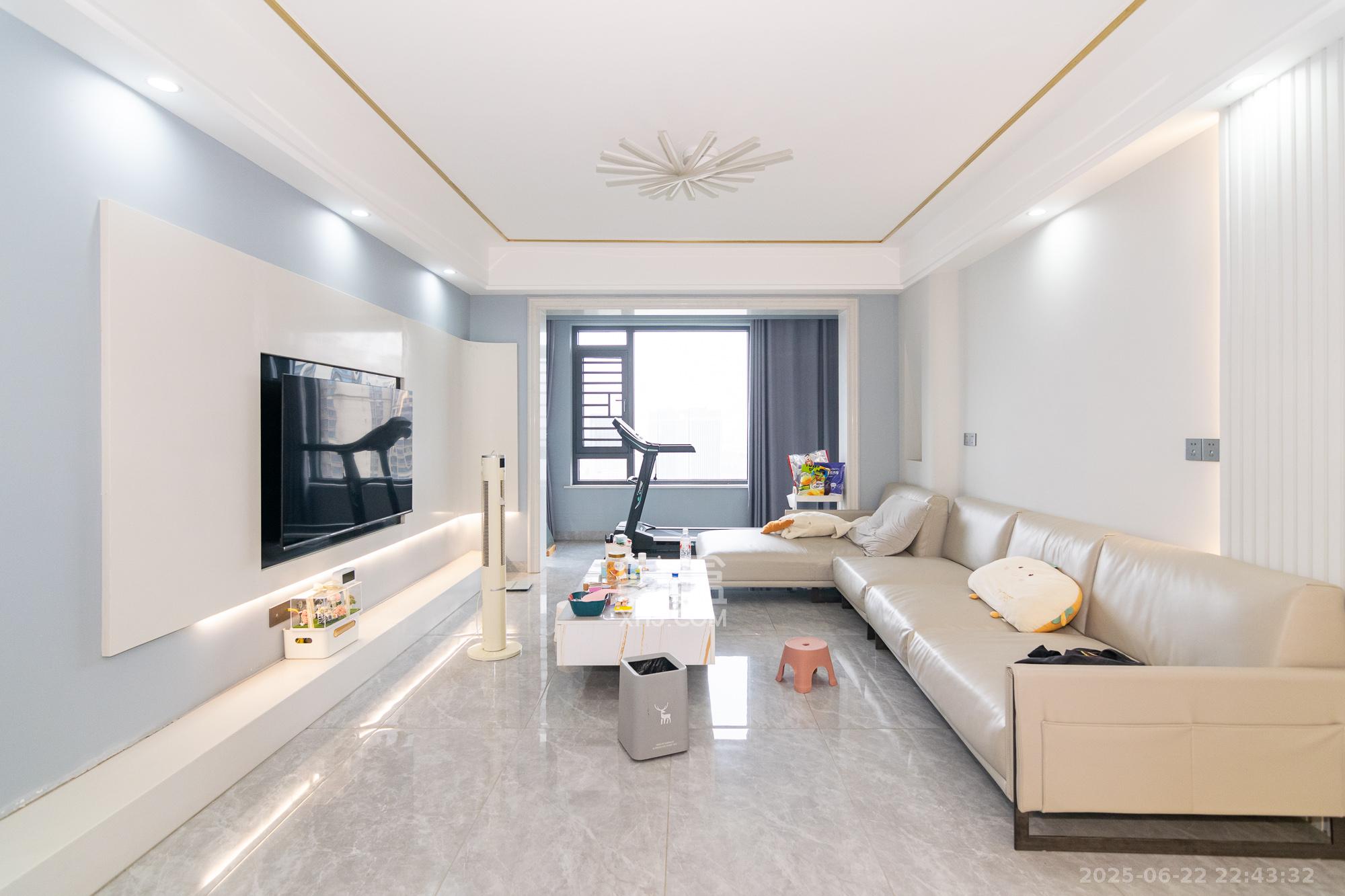 大汉公园里(大汉幸福佳园) 4室2厅2卫 78.0万 大汉公园里(大汉幸福佳园) 4室2厅2卫 78.0万客厅