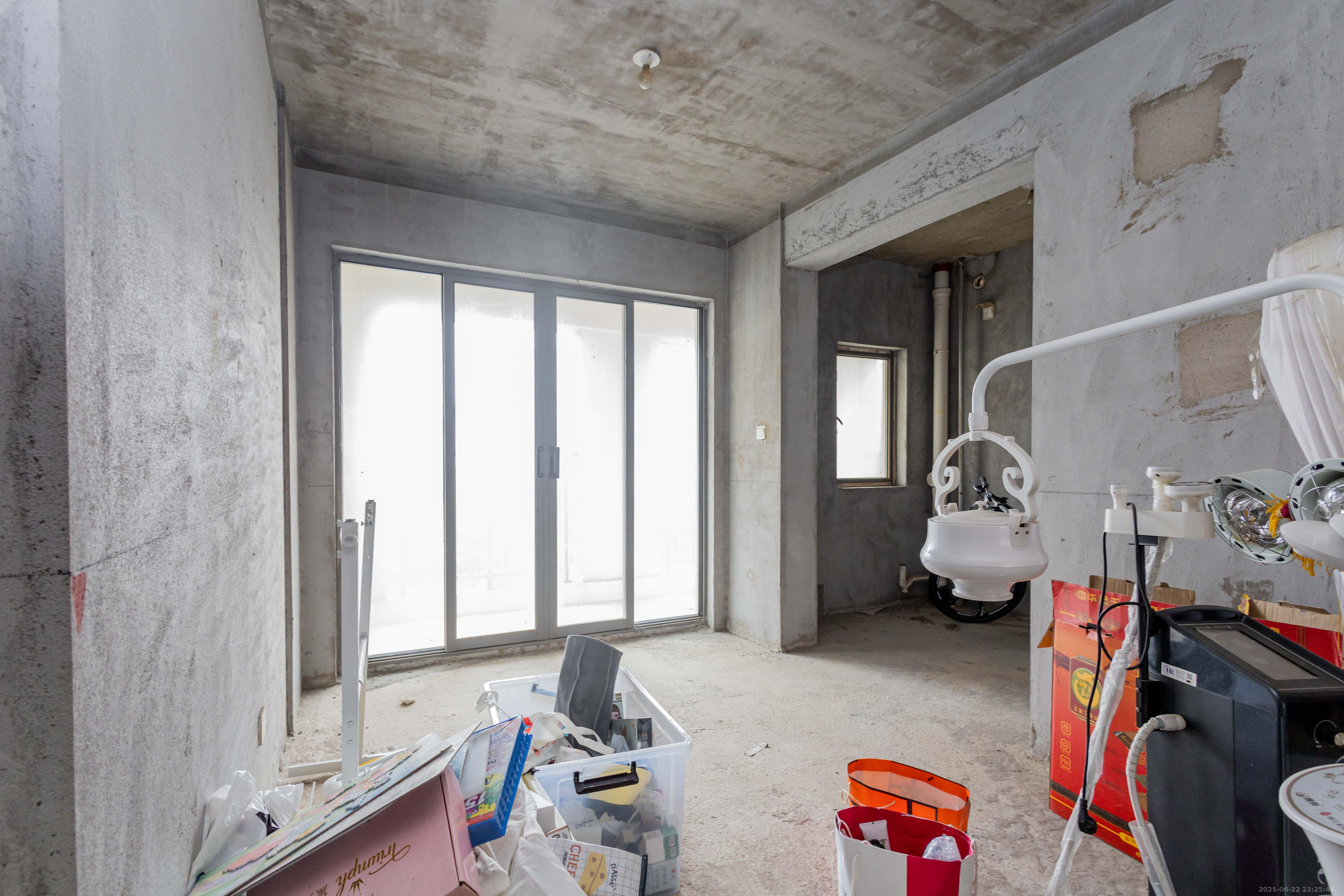 中交中央公园D4区  3室2厅2卫    125.0万客厅