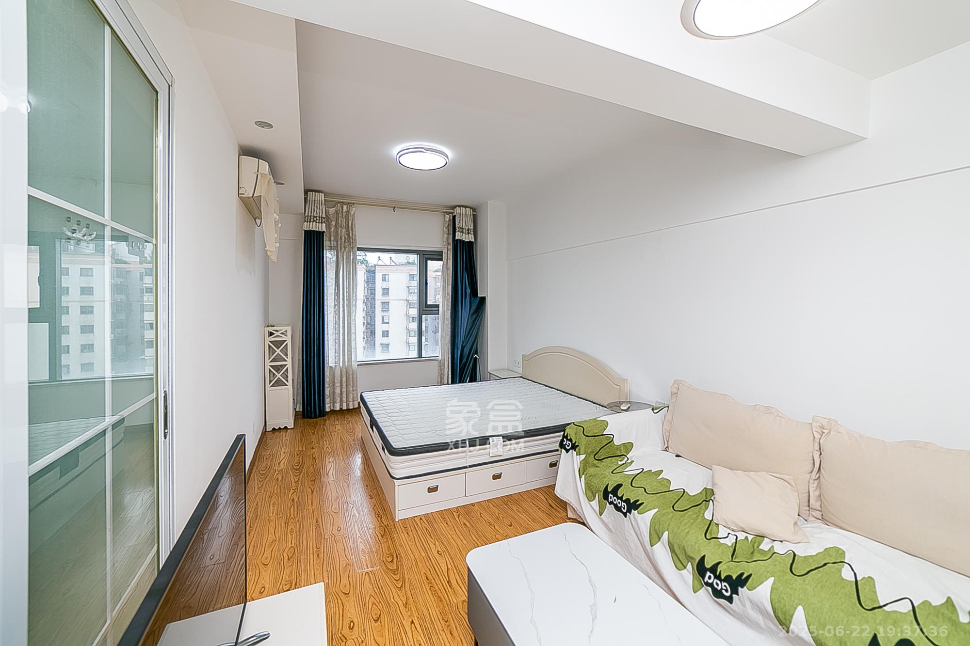 东怡外国(南湖一号) 1室1厅1卫 37.0万 东怡外国(南湖一号) 1室1厅1卫 37.0万卧室