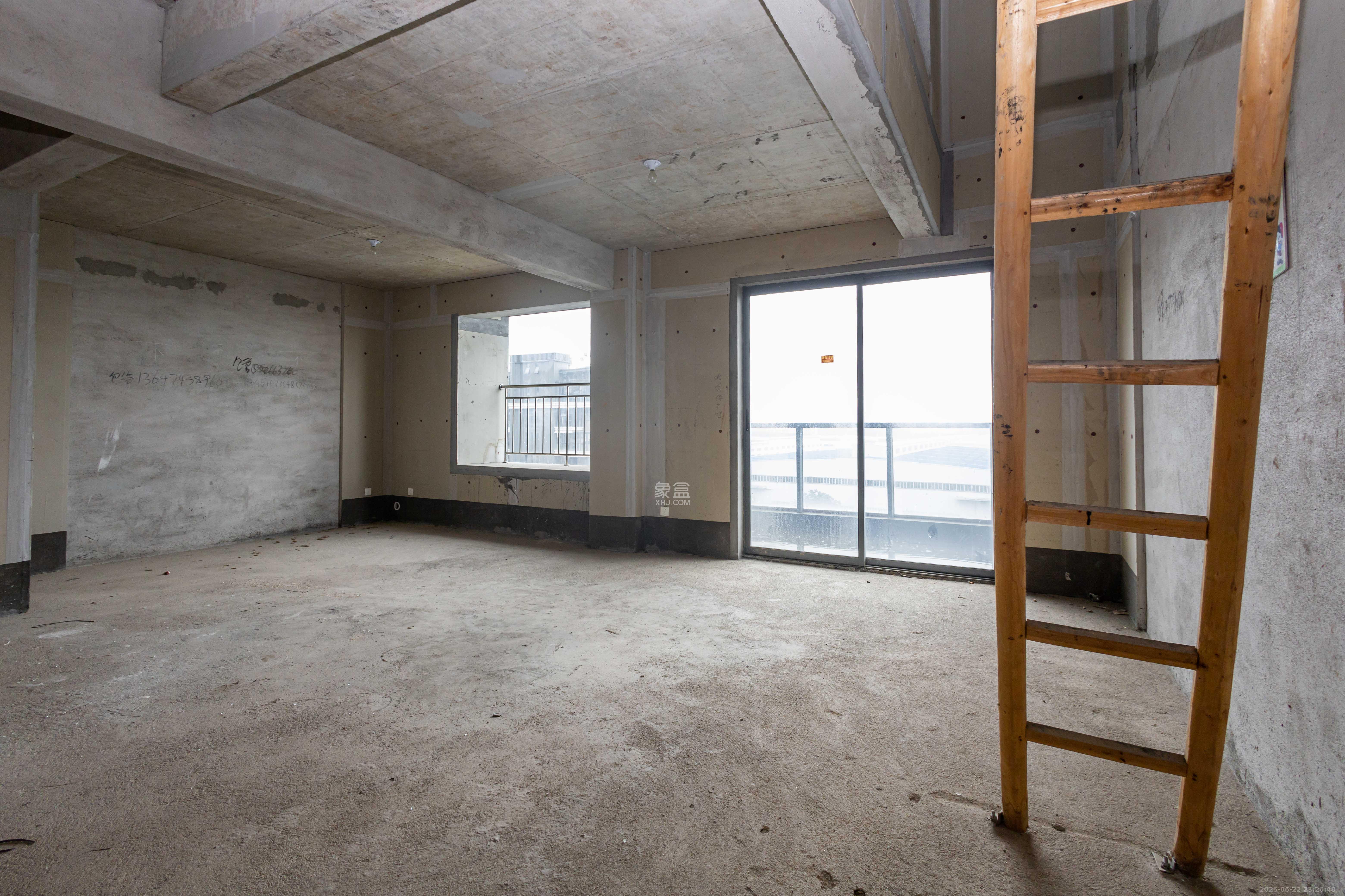 福天星中心(福天星雅苑) 5室2厅2卫 268.8万 福天星中心(福天星雅苑) 5室2厅2卫 268.8万客厅