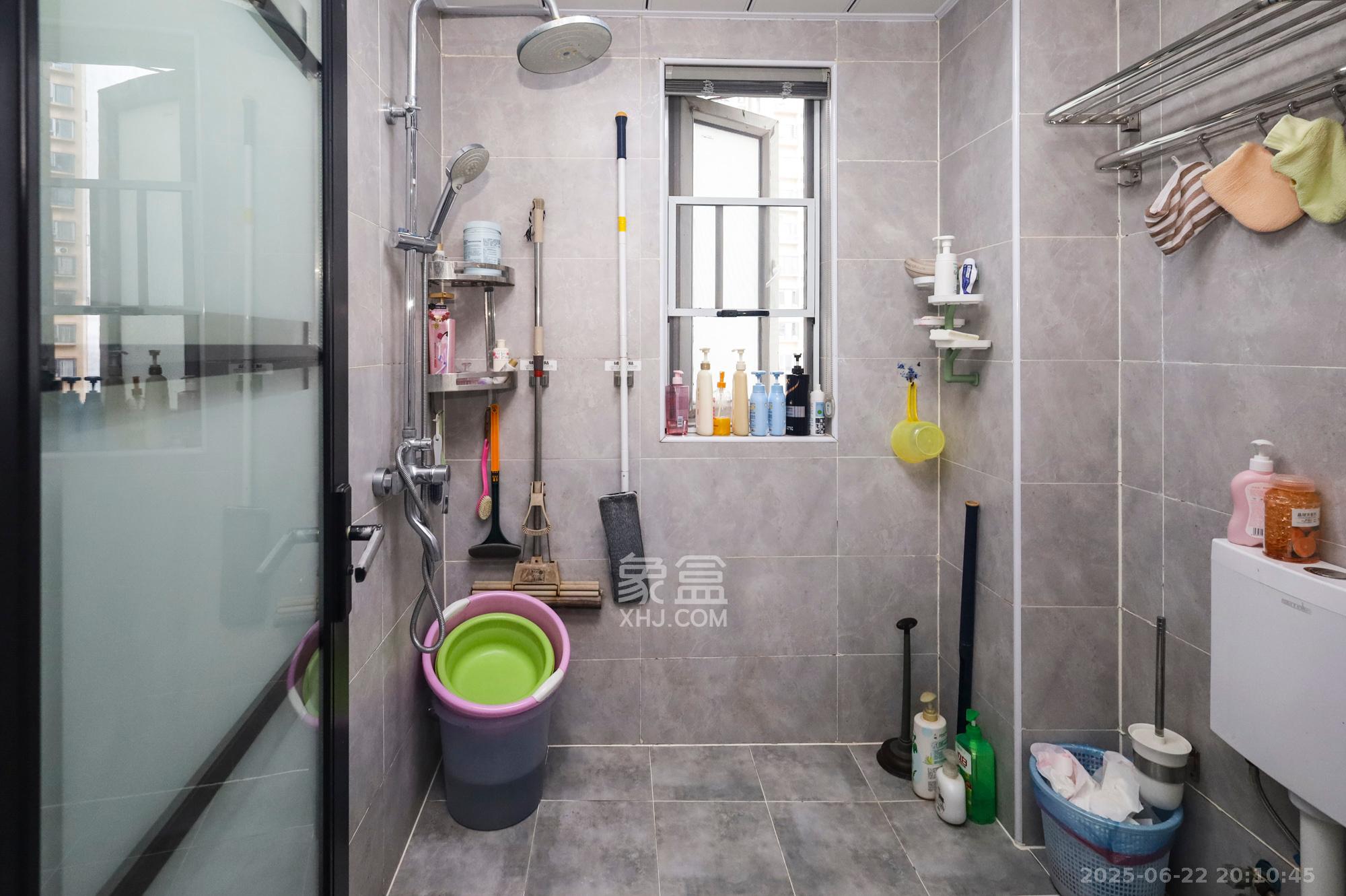 钱隆世家 4室2厅2卫 140.0万 钱隆世家 4室2厅2卫 140.0万卫生间