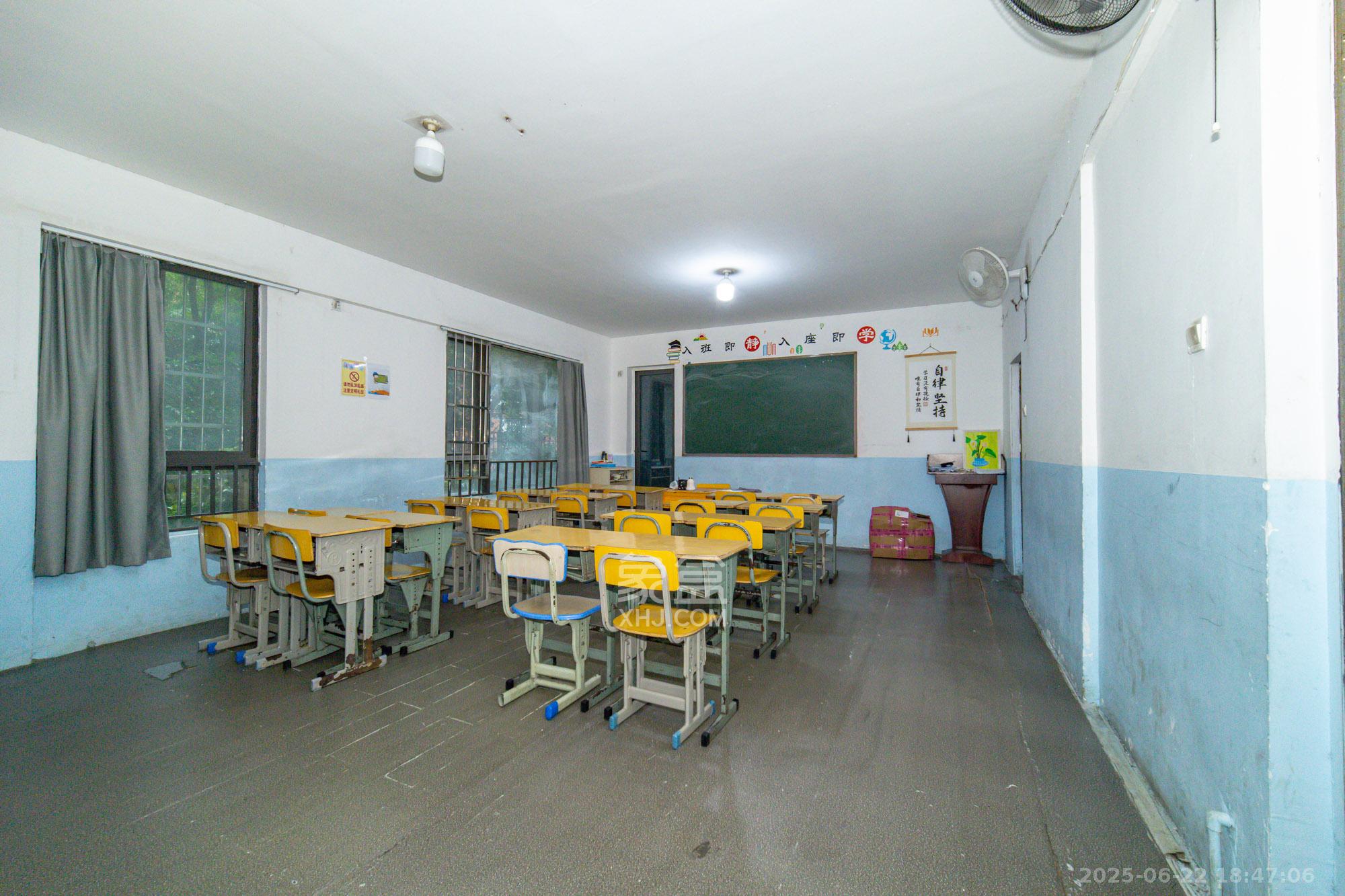 华润凤凰城二期  3室2厅2卫    66.0万客厅