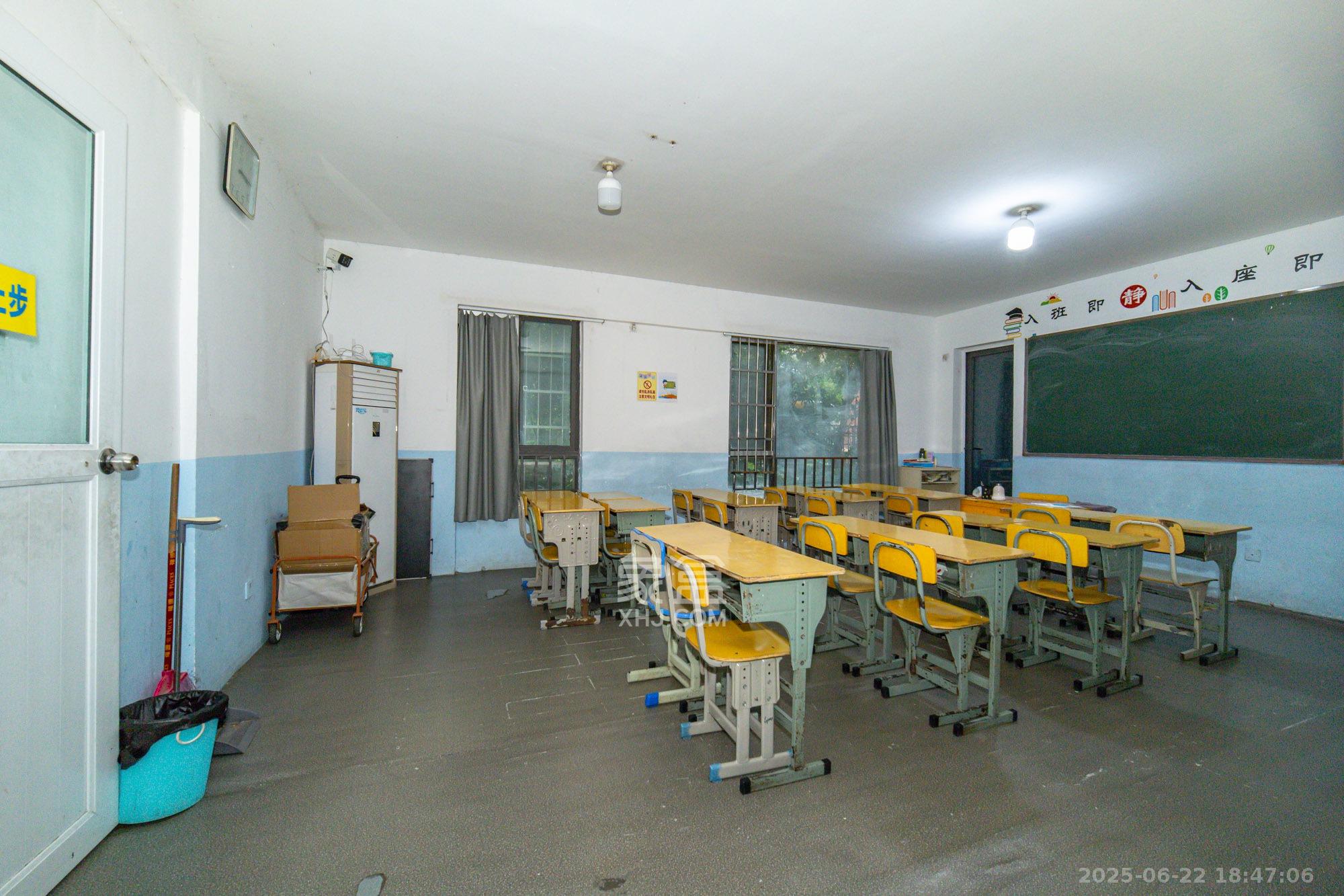 华润凤凰城二期  3室2厅2卫    66.0万客厅