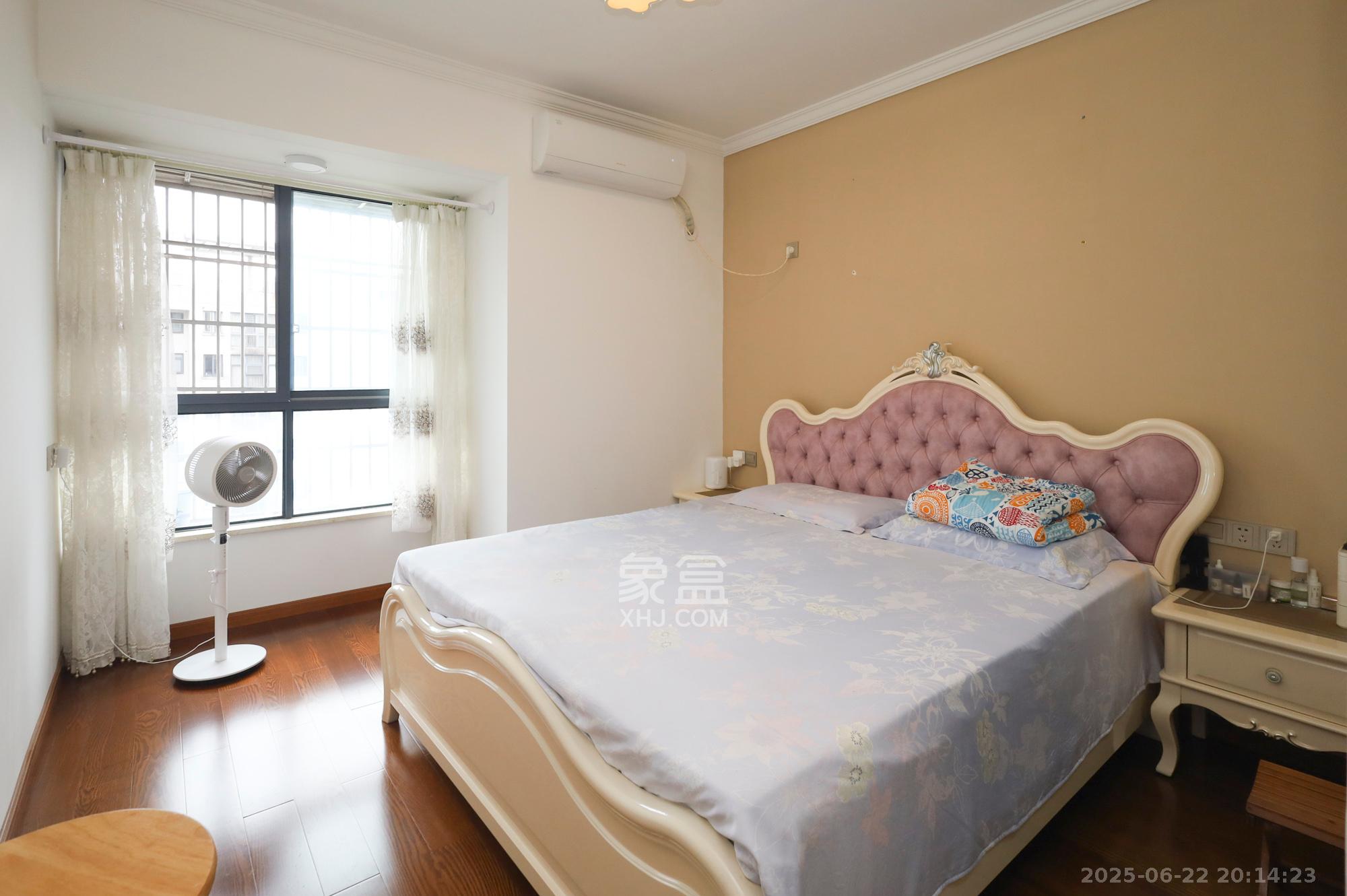 秀峰景园(领秀峰) 3室2厅2卫 90.0万 秀峰景园(领秀峰) 3室2厅2卫 90.0万卧室