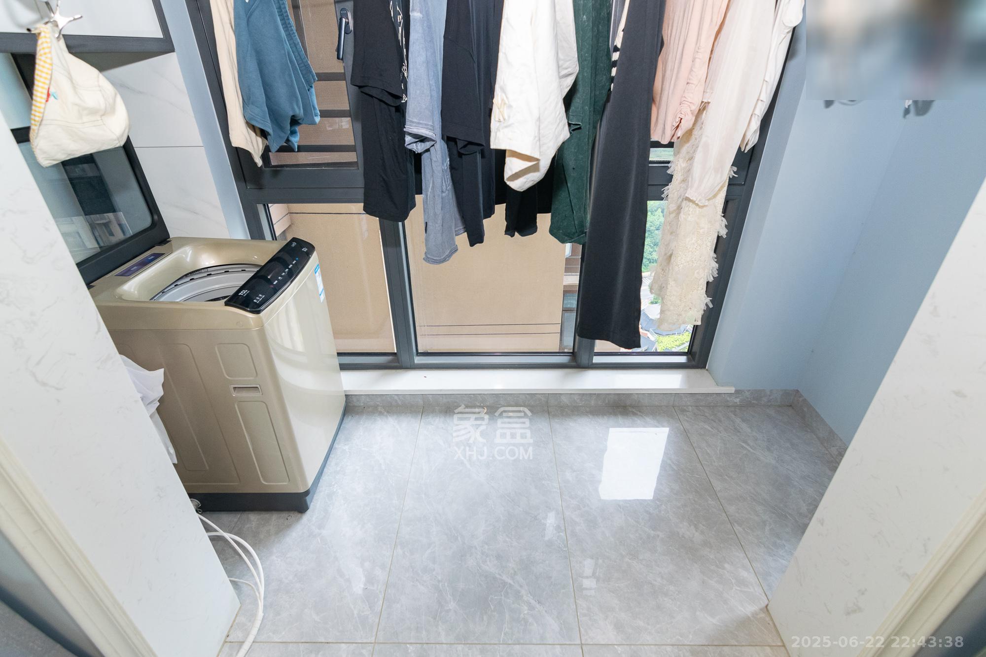 大汉公园里(大汉幸福佳园) 4室2厅2卫 78.0万 大汉公园里(大汉幸福佳园) 4室2厅2卫 78.0万阳台