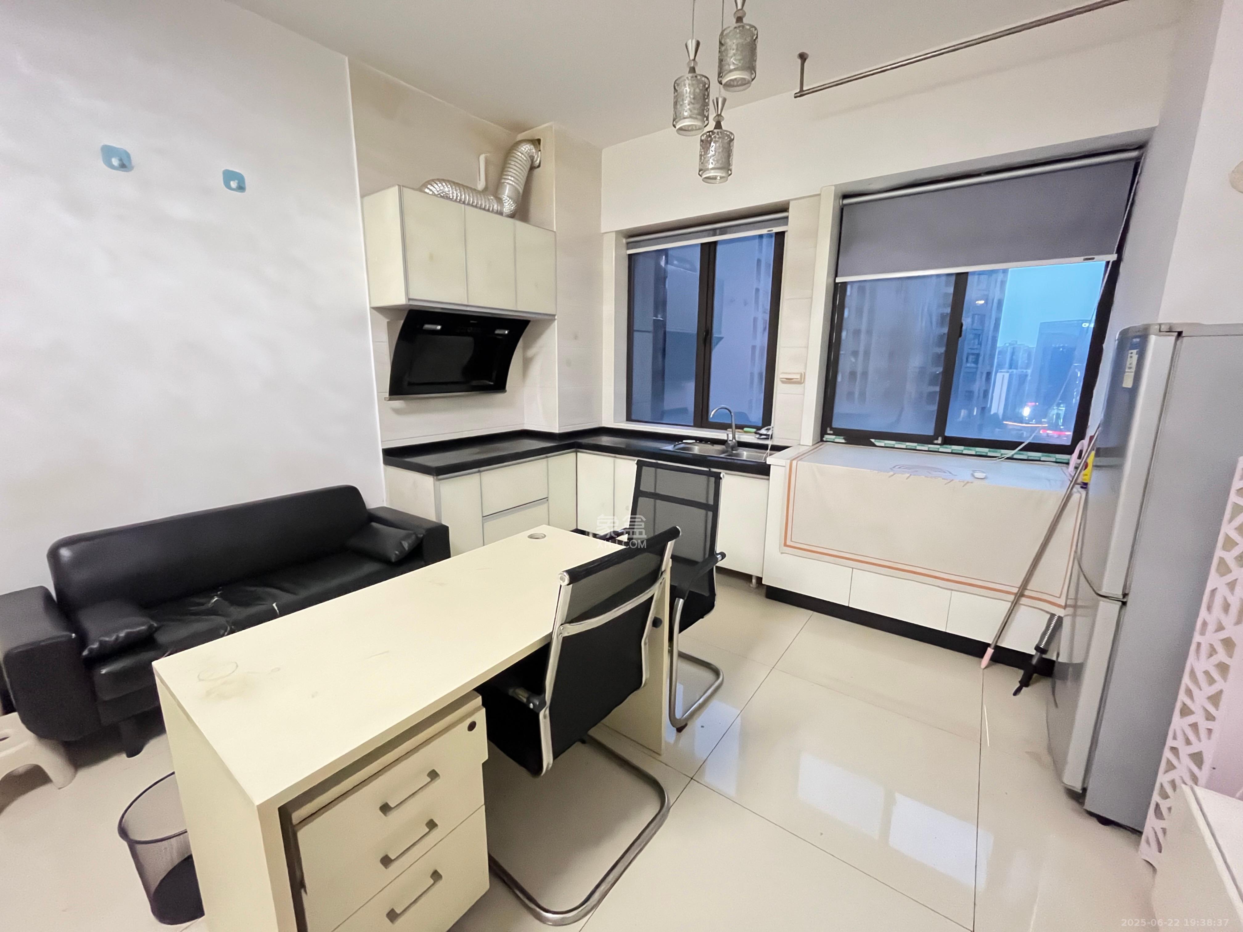 长房天翼未来城  1室1厅1卫    1700.0元/月室内图