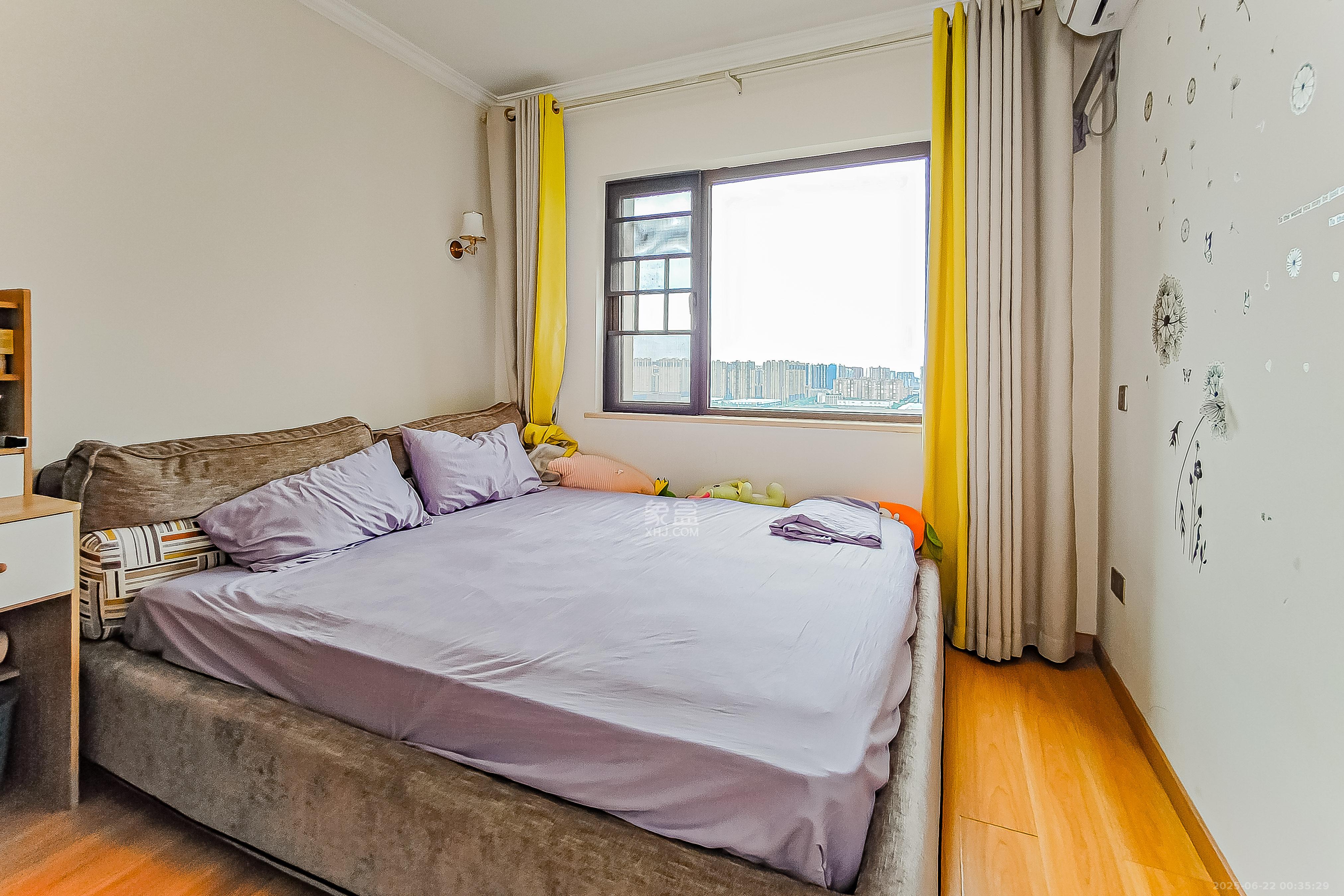 华润置地广场二期 3室2厅2卫 73.8万 华润置地广场二期 3室2厅2卫 73.8万卧室