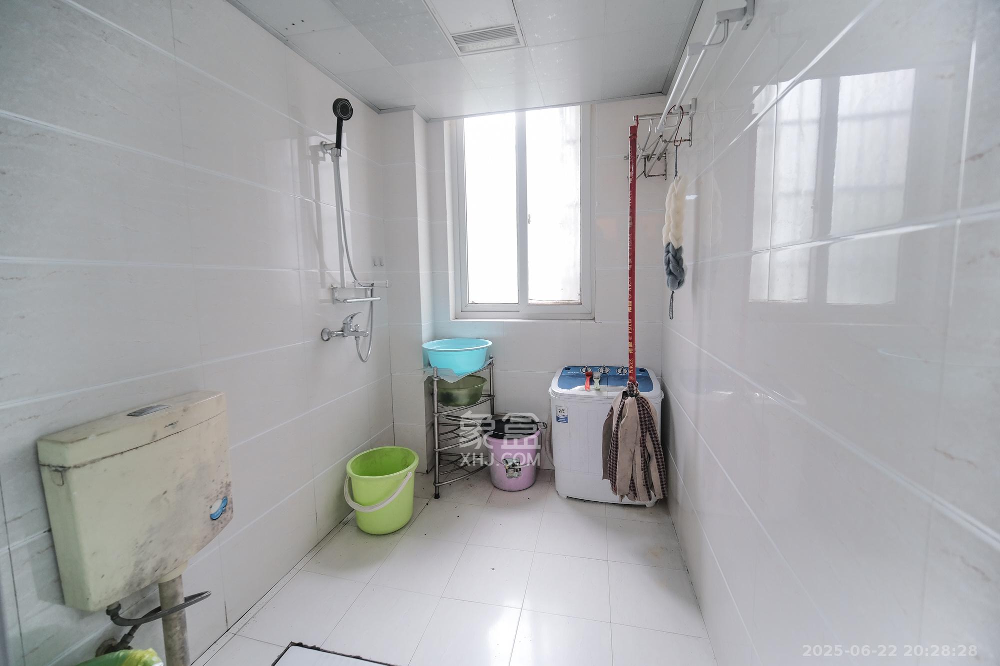 万丽景园 3室2厅2卫 76.8万 万丽景园 3室2厅2卫 76.8万卫生间