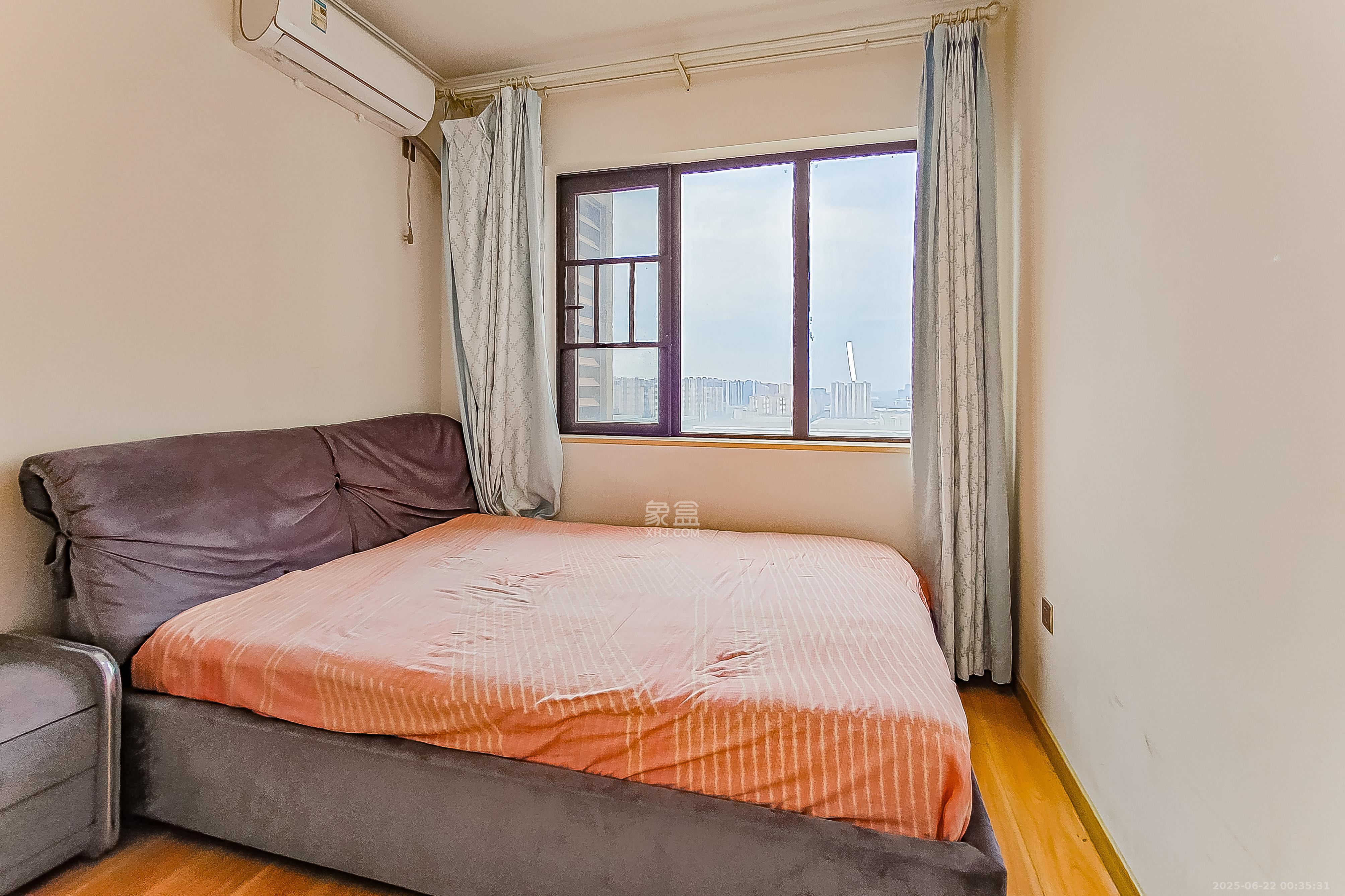 华润置地广场二期 3室2厅2卫 73.8万 华润置地广场二期 3室2厅2卫 73.8万卧室