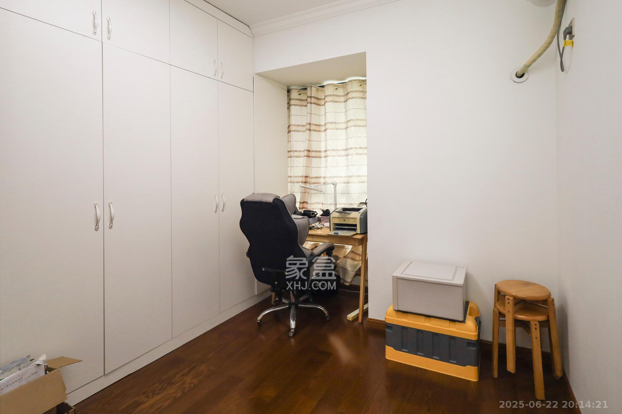 秀峰景园(领秀峰) 3室2厅2卫 90.0万 秀峰景园(领秀峰) 3室2厅2卫 90.0万卧室