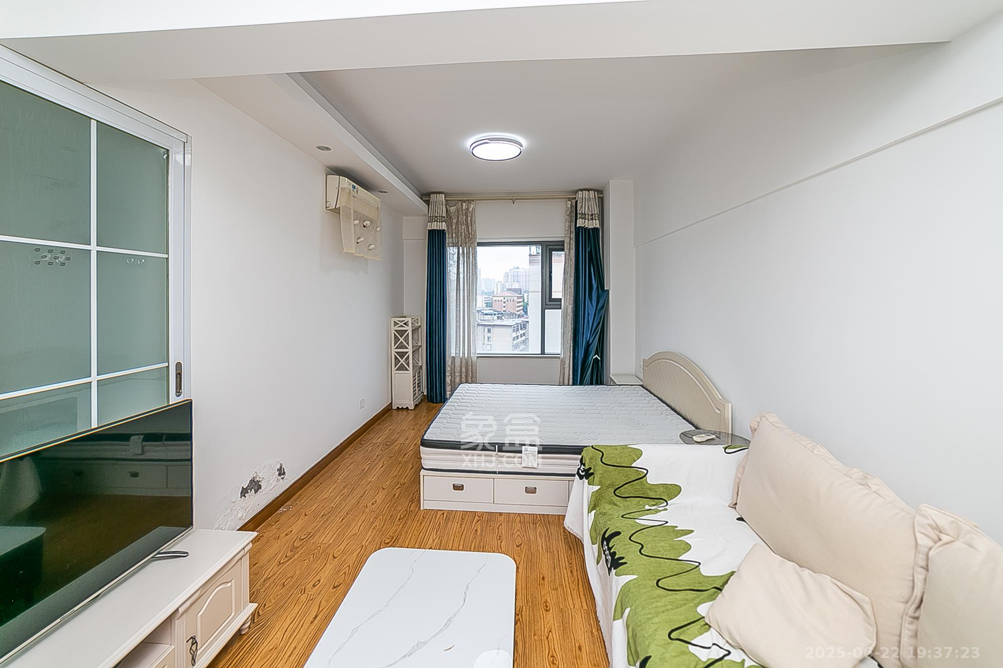 东怡外国(南湖一号) 1室1厅1卫 37.0万 东怡外国(南湖一号) 1室1厅1卫 37.0万卧室