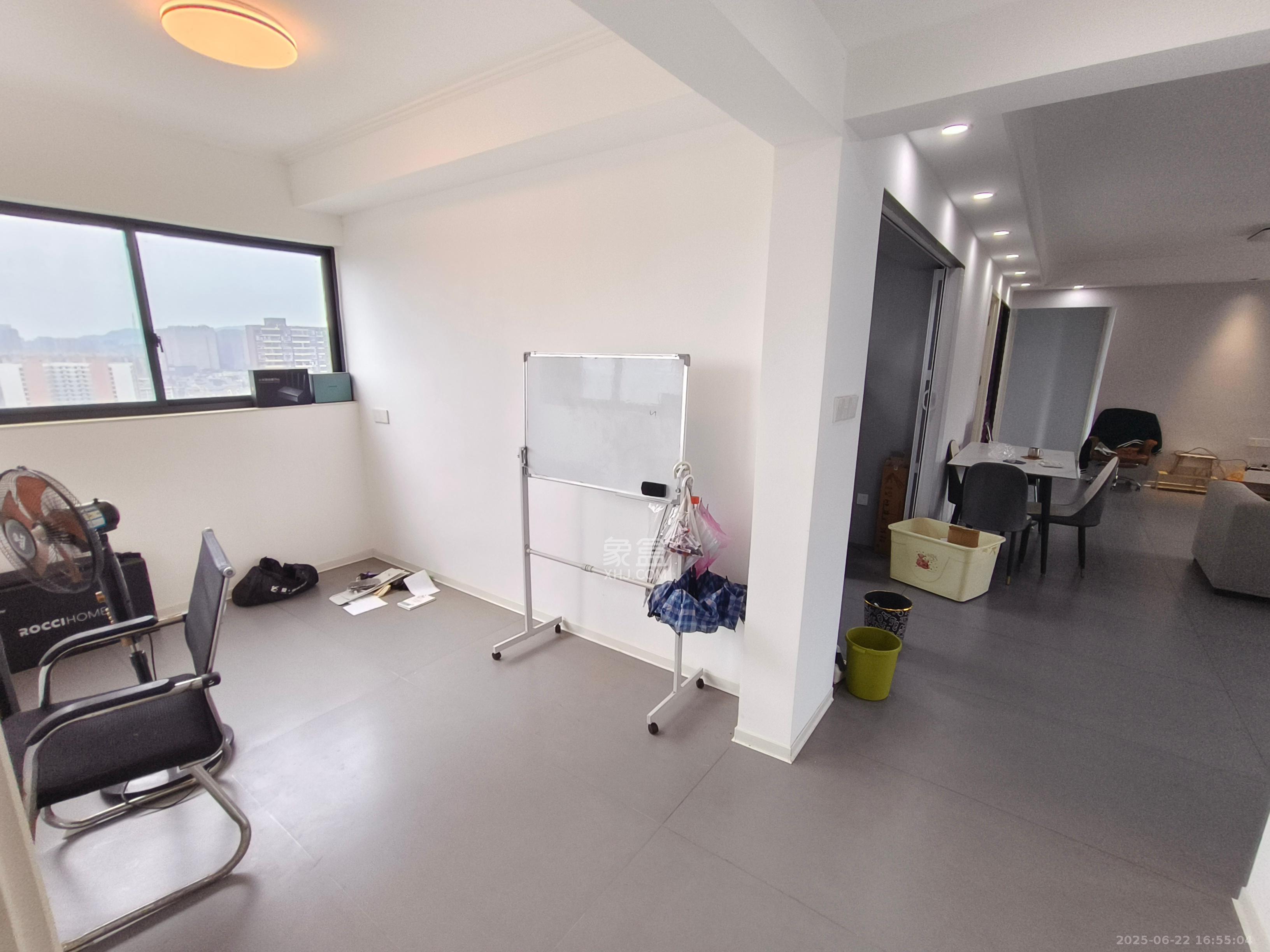 好莱城(弘德西街) 3室2厅2卫 3200.0元/月 好莱城(弘德西街) 3室2厅2卫 3200.0元/月室内图