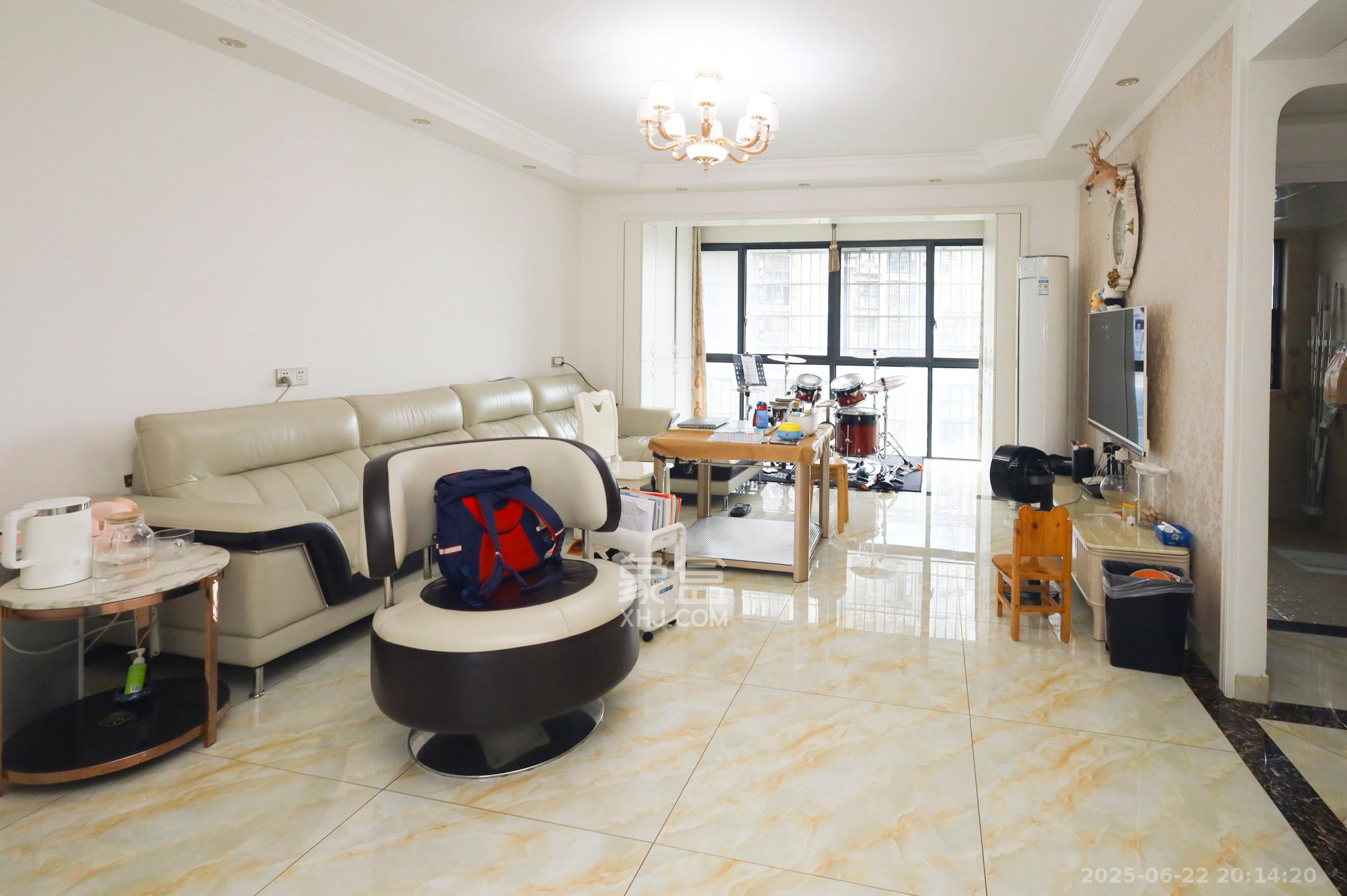 秀峰景园(领秀峰) 3室2厅2卫 90.0万 秀峰景园(领秀峰) 3室2厅2卫 90.0万客厅