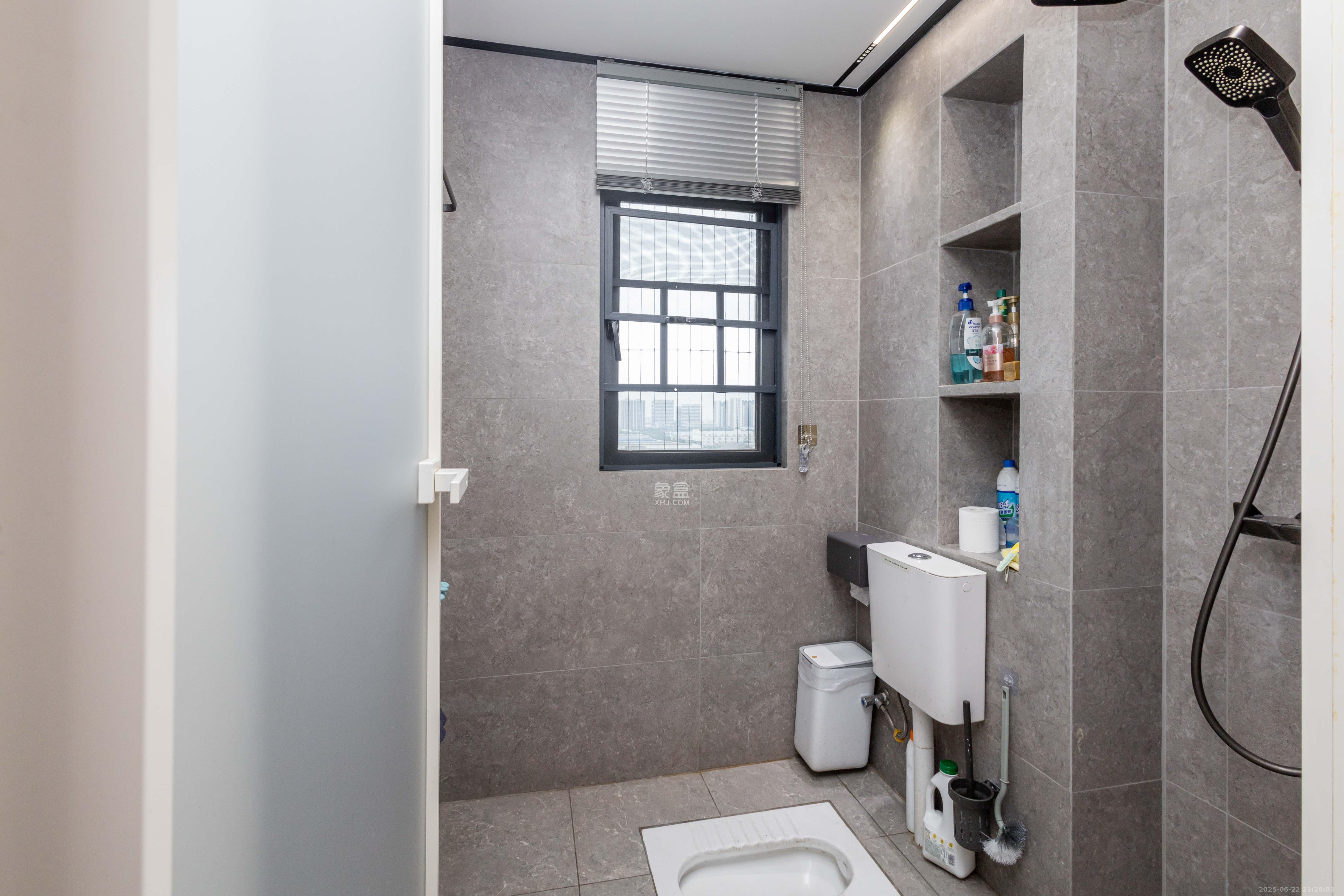 日盛湖湘花苑  3室2厅2卫    129.8万 日盛湖湘花苑  3室2厅2卫    129.8万卫生间