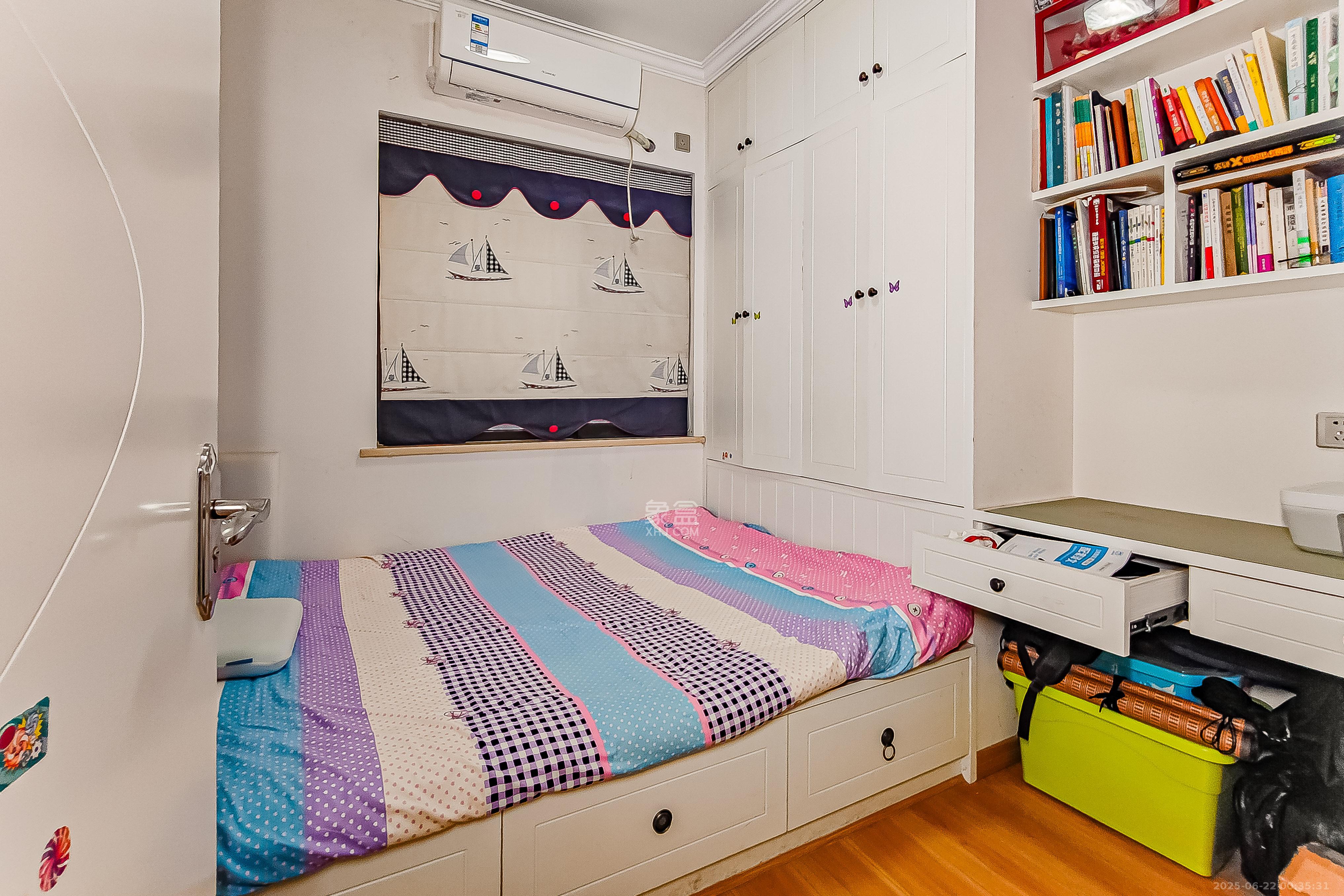 华润置地广场二期 3室2厅2卫 73.8万 华润置地广场二期 3室2厅2卫 73.8万卧室