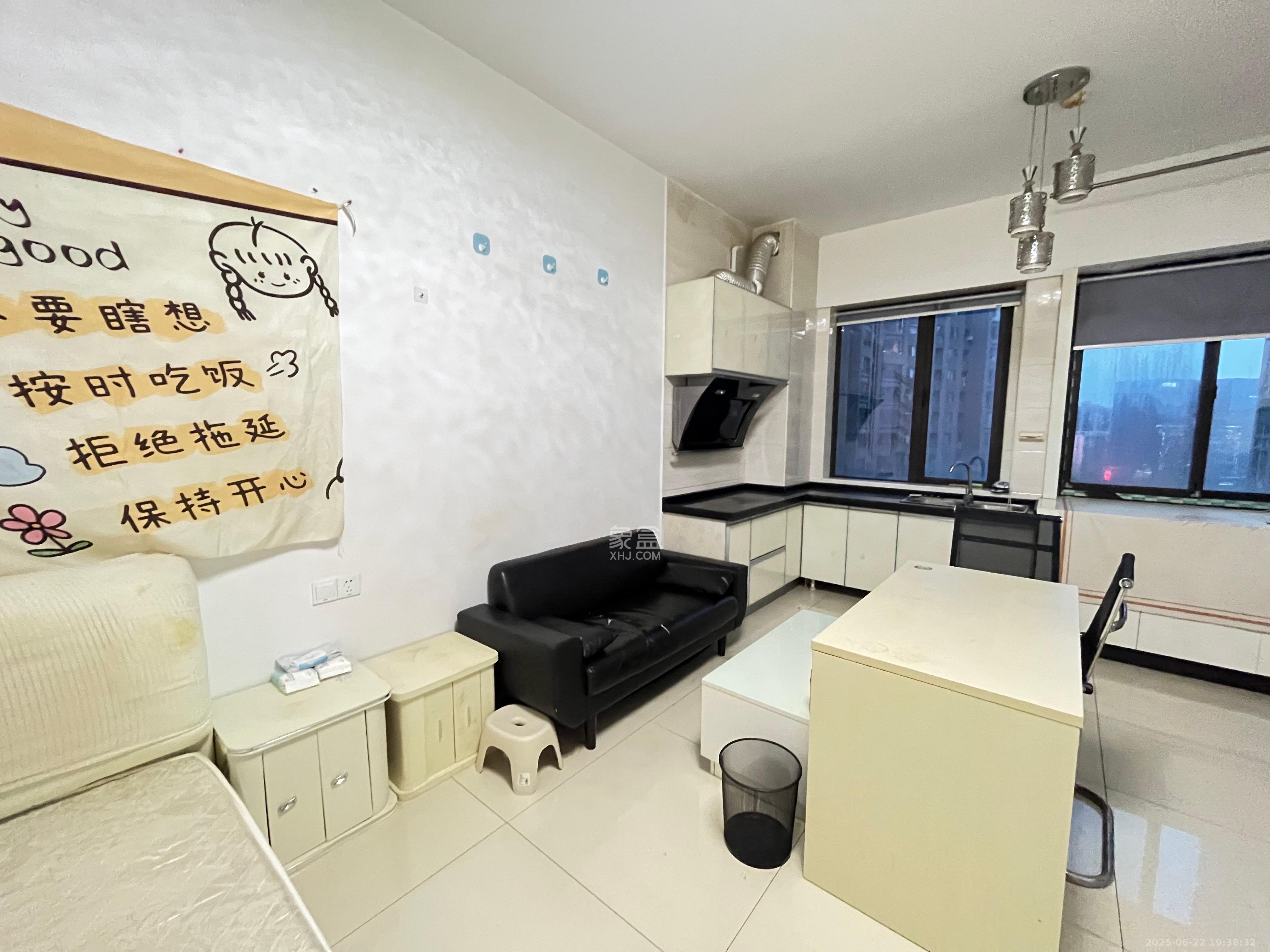 长房天翼未来城  1室1厅1卫    1700.0元/月 长房天翼未来城  1室1厅1卫    1700.0元/月