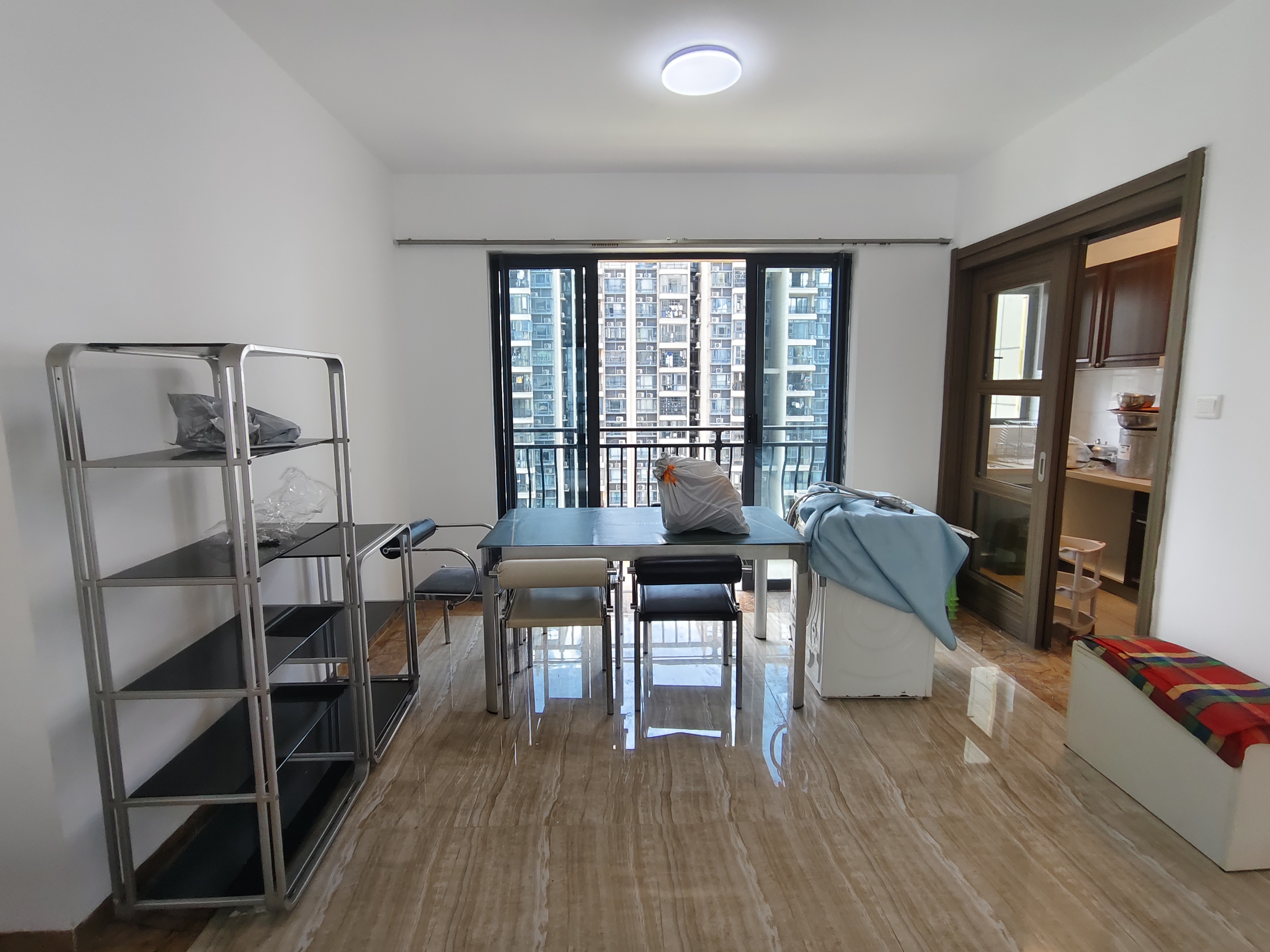 碧桂园一、二期(中央首府) 3室2厅1卫 2700.0元/月 碧桂园一、二期(中央首府) 3室2厅1卫 2700.0元/月室内图