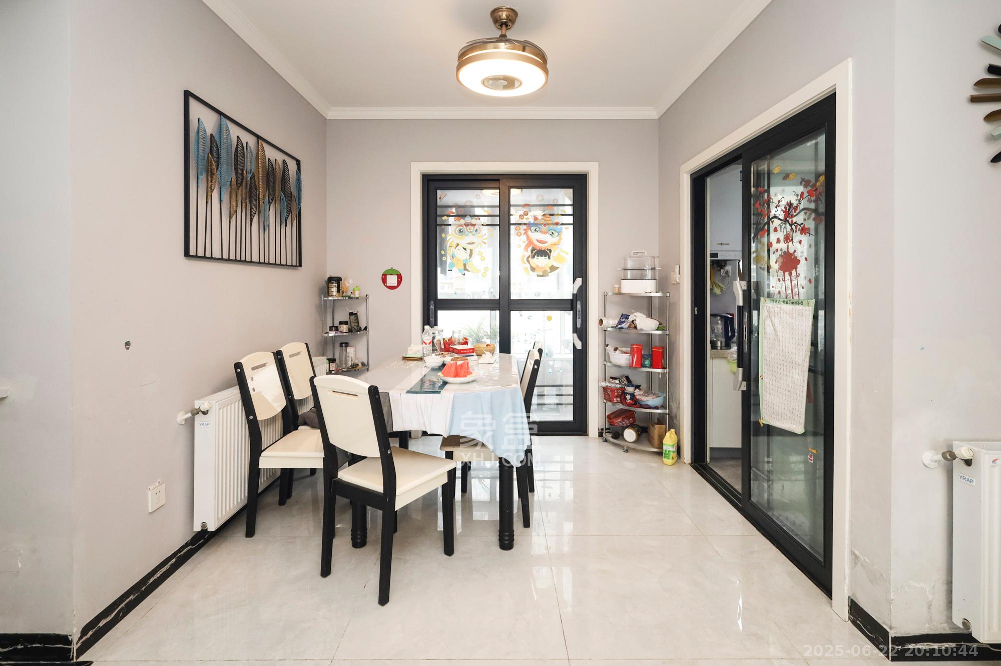 钱隆世家 4室2厅2卫 140.0万 钱隆世家 4室2厅2卫 140.0万客厅