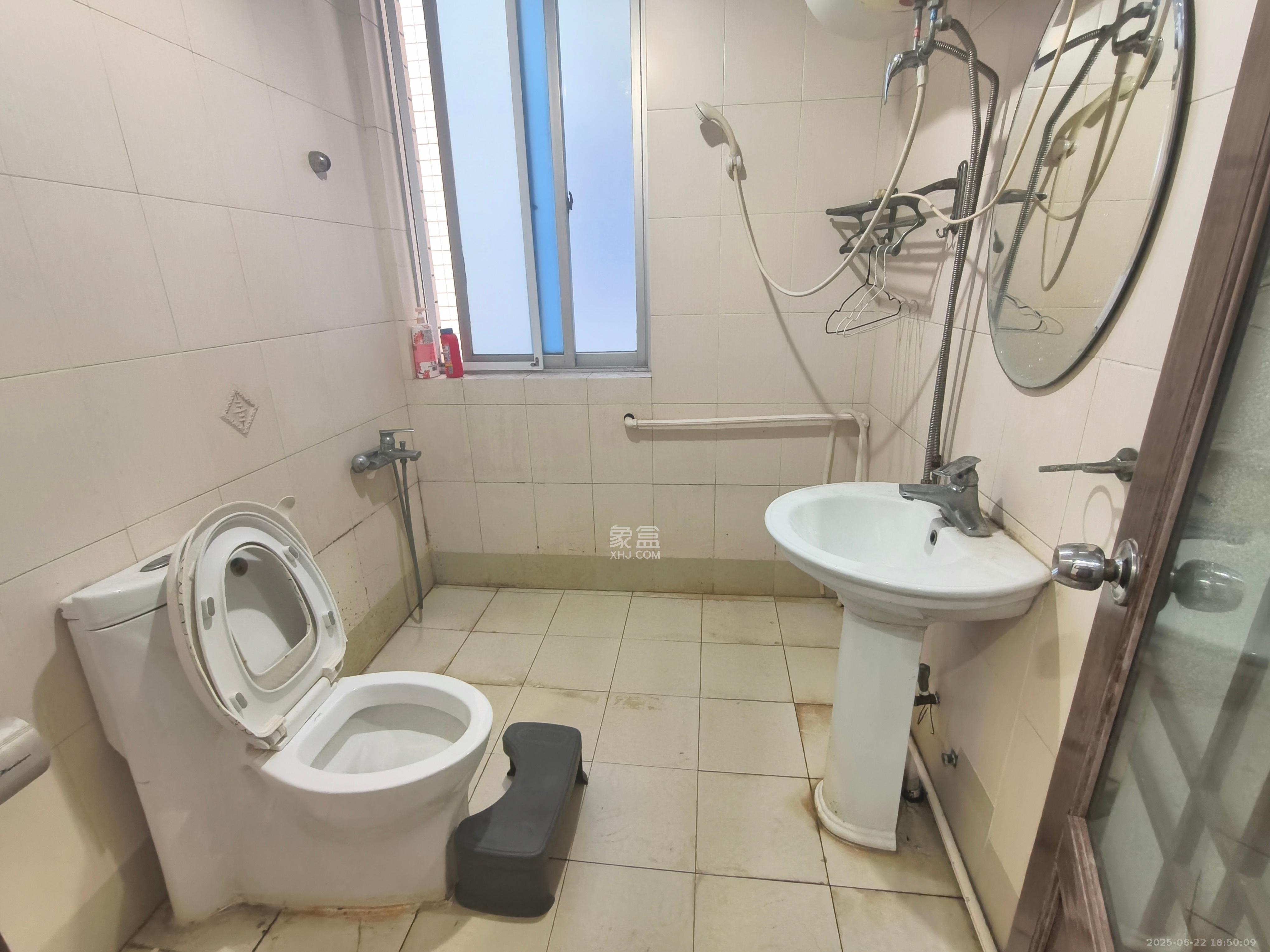 翡翠林居 3室2厅2卫 1600.0元/月 翡翠林居 3室2厅2卫 1600.0元/月室内图