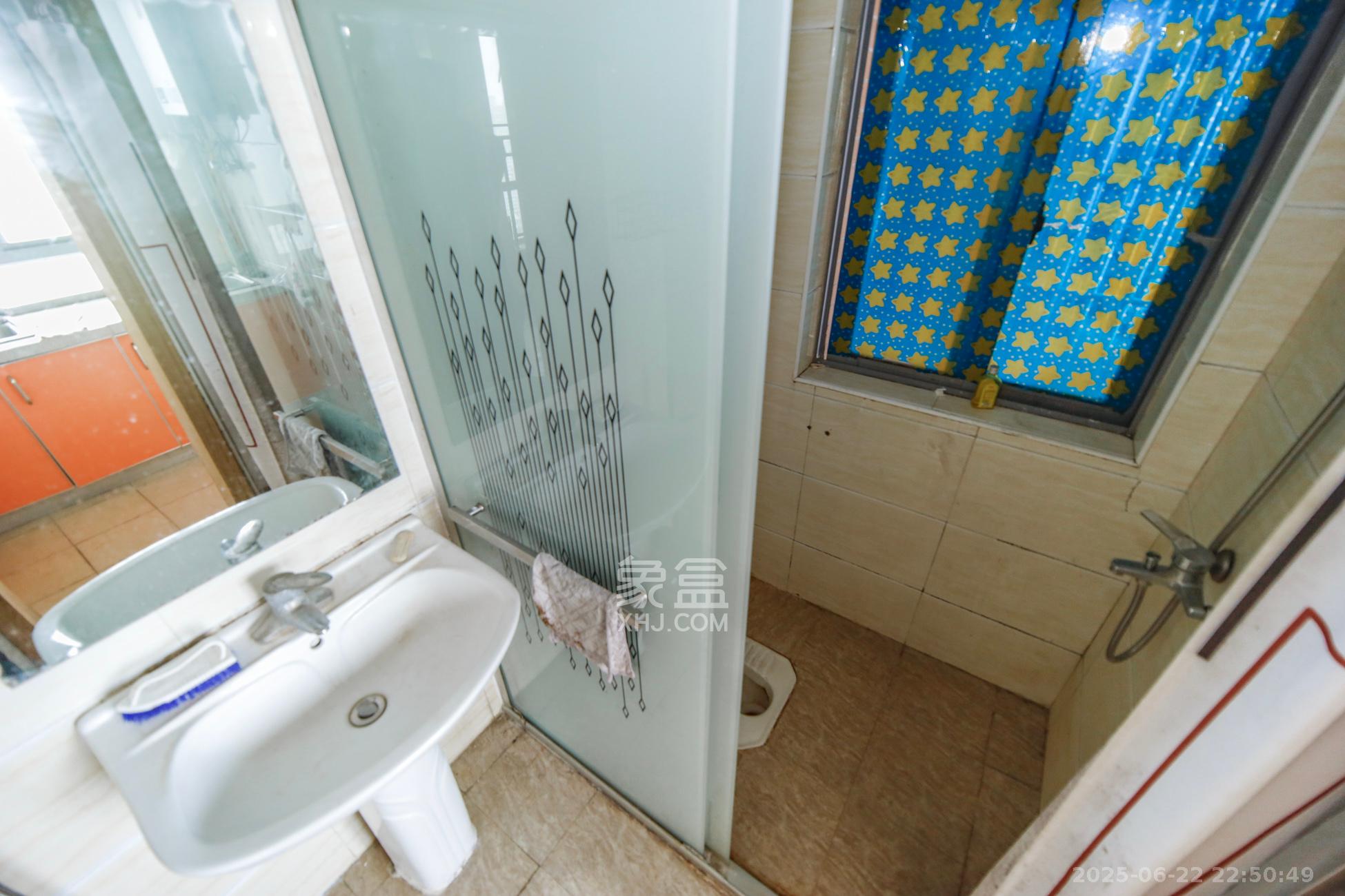 上海城小区  1室1厅1卫    34.0万卫生间