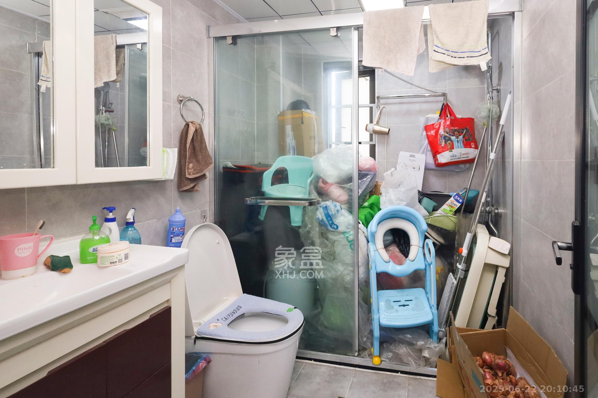 钱隆世家 4室2厅2卫 140.0万 钱隆世家 4室2厅2卫 140.0万卫生间