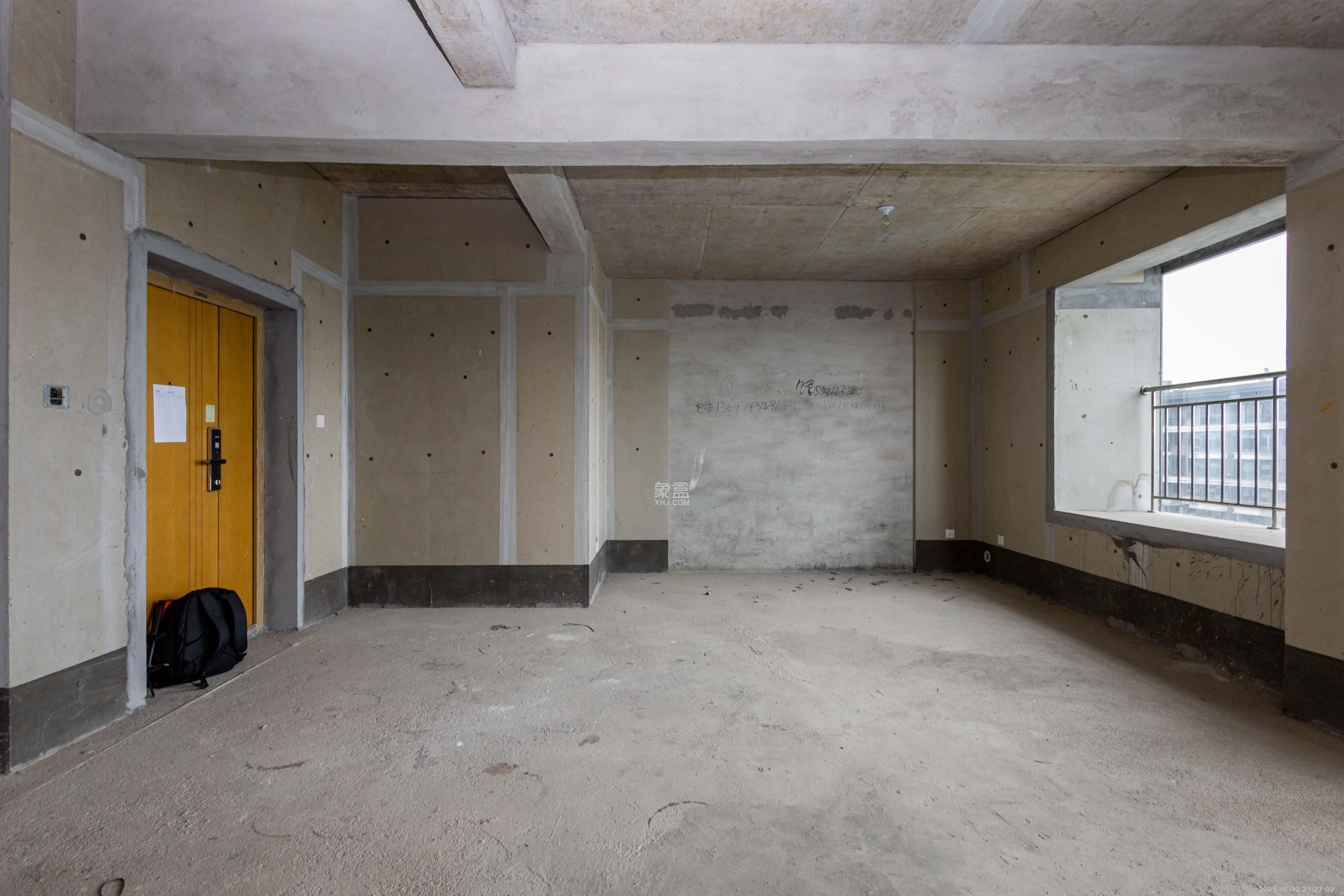 福天星中心(福天星雅苑) 5室2厅2卫 268.8万 福天星中心(福天星雅苑) 5室2厅2卫 268.8万客厅