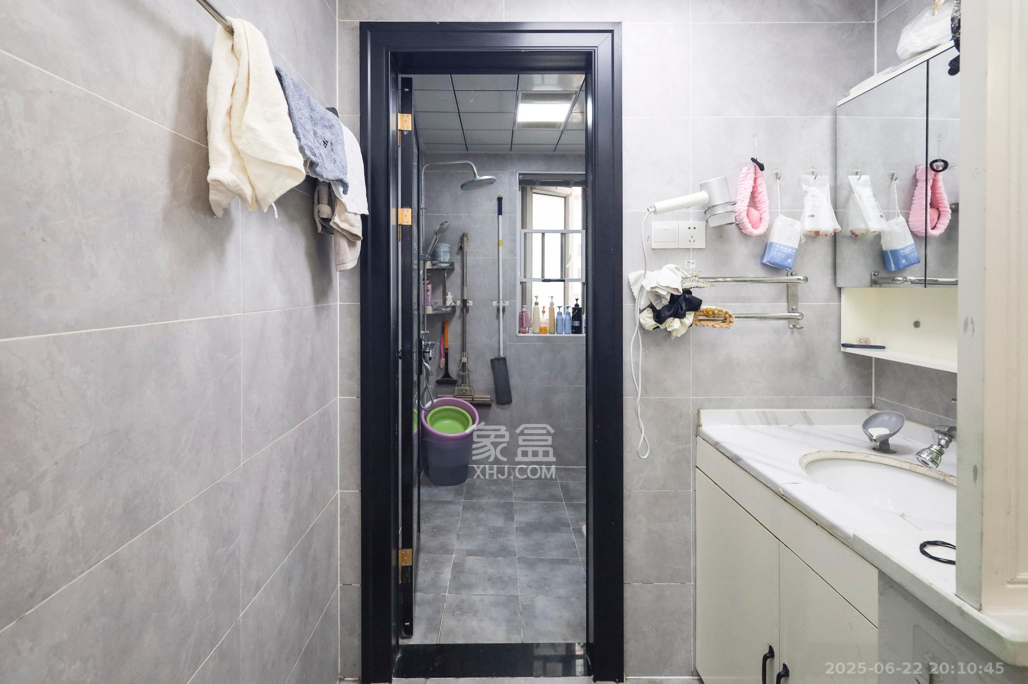 钱隆世家 4室2厅2卫 140.0万 钱隆世家 4室2厅2卫 140.0万卫生间