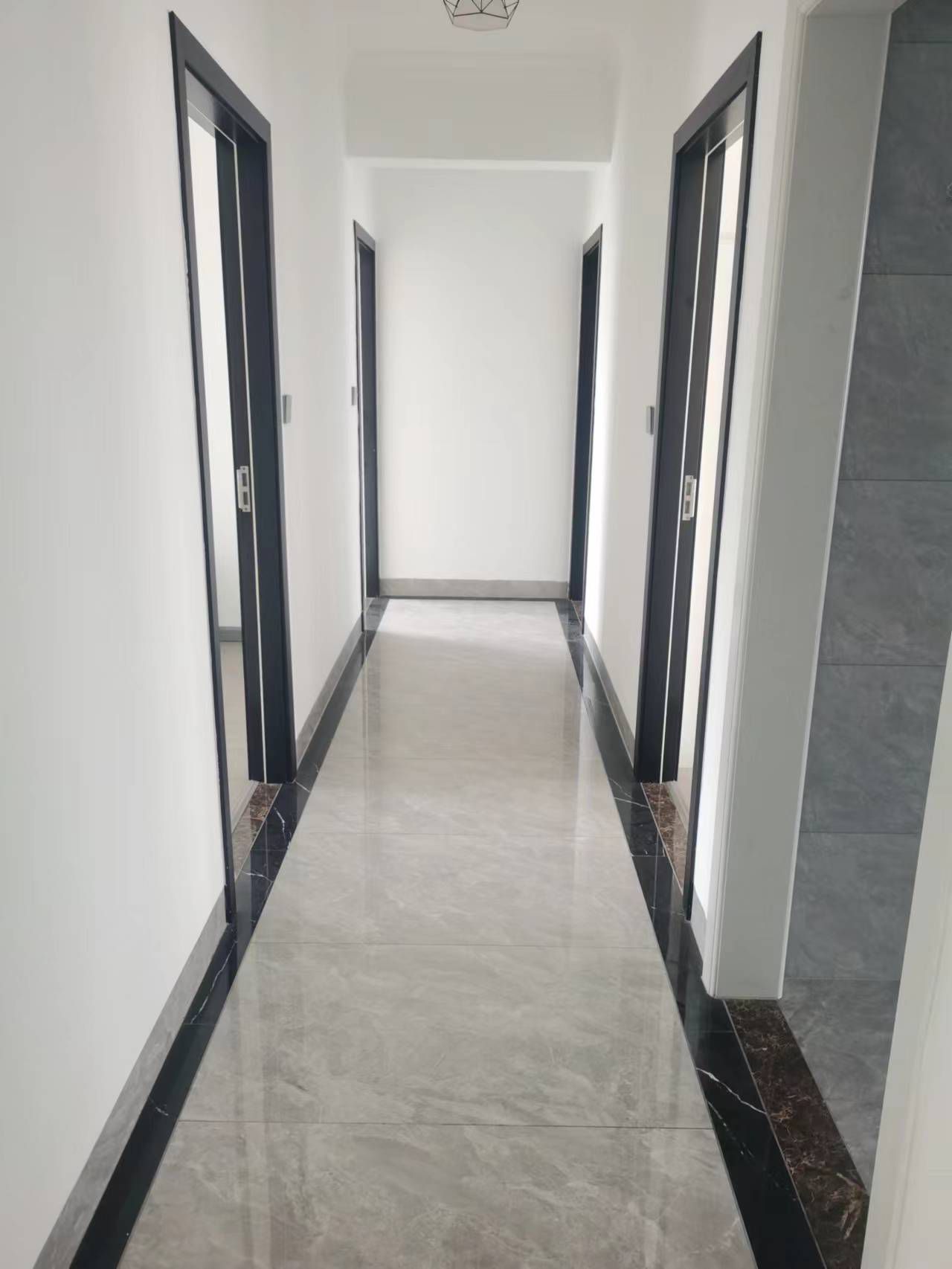 中央香榭  4室2厅2卫   2800.00元/月室内图