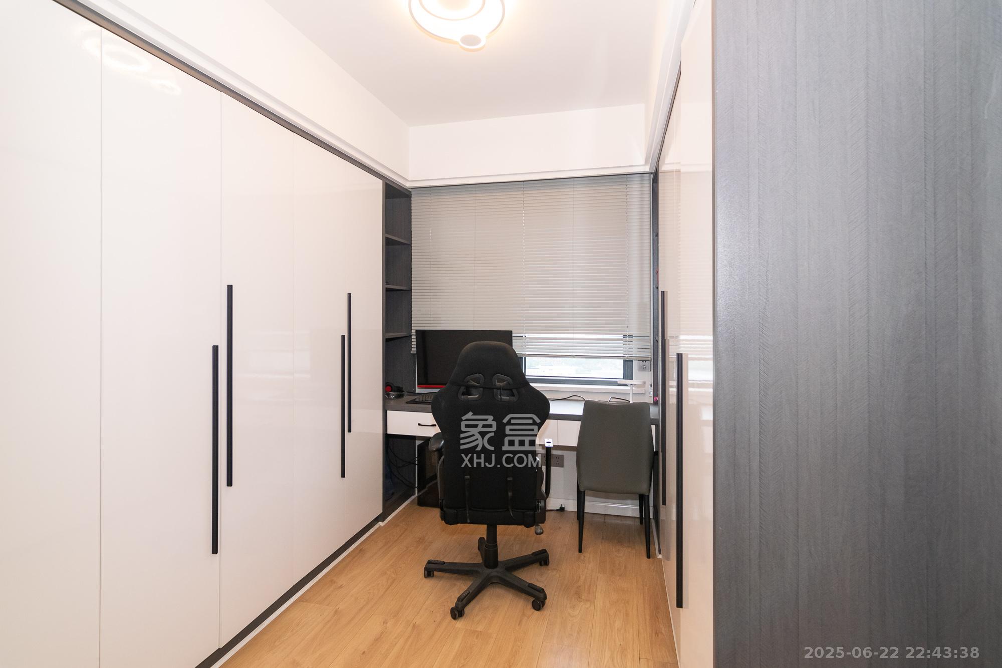 大汉公园里(大汉幸福佳园) 4室2厅2卫 78.0万 大汉公园里(大汉幸福佳园) 4室2厅2卫 78.0万卧室