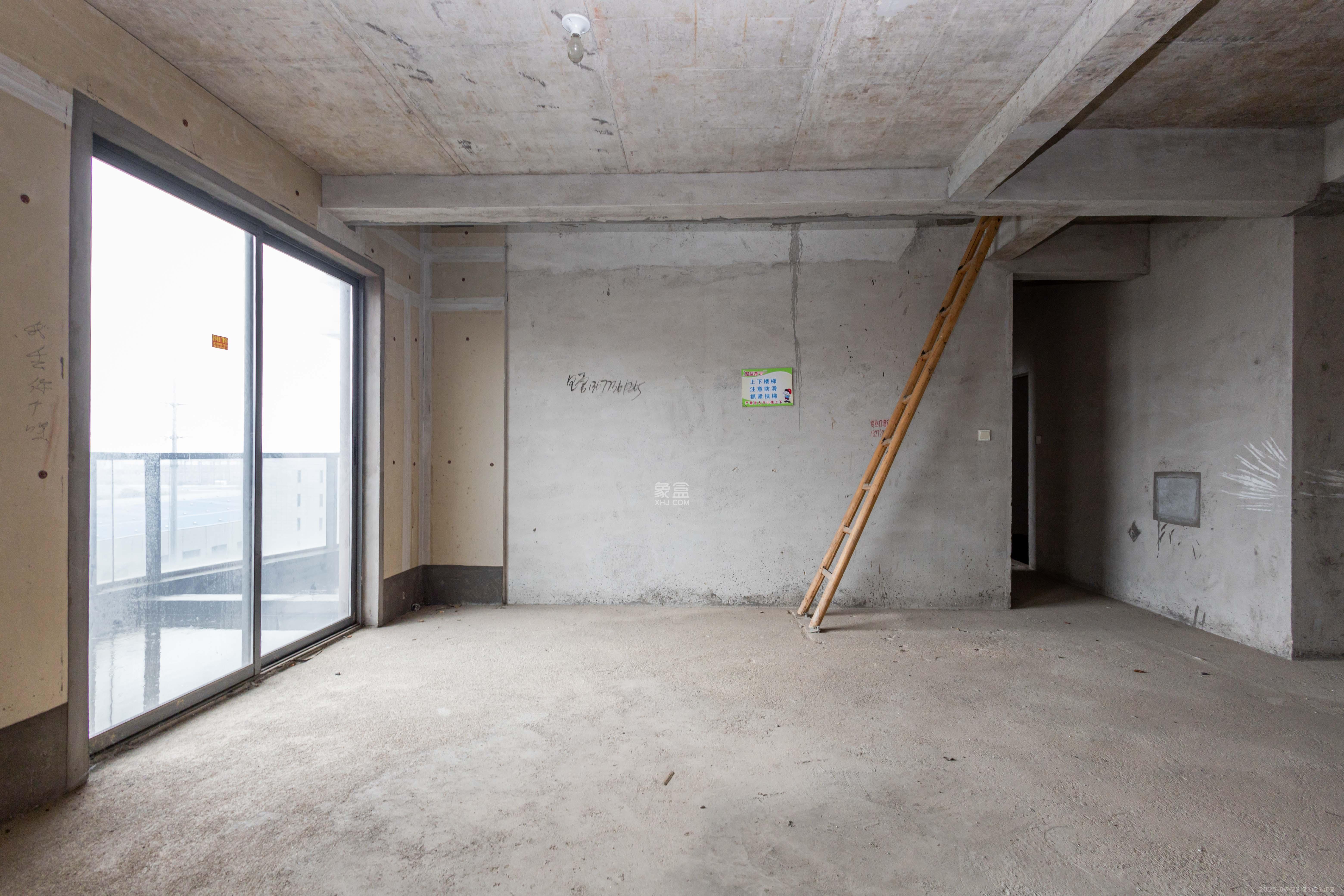 福天星中心(福天星雅苑) 5室2厅2卫 268.8万 福天星中心(福天星雅苑) 5室2厅2卫 268.8万客厅